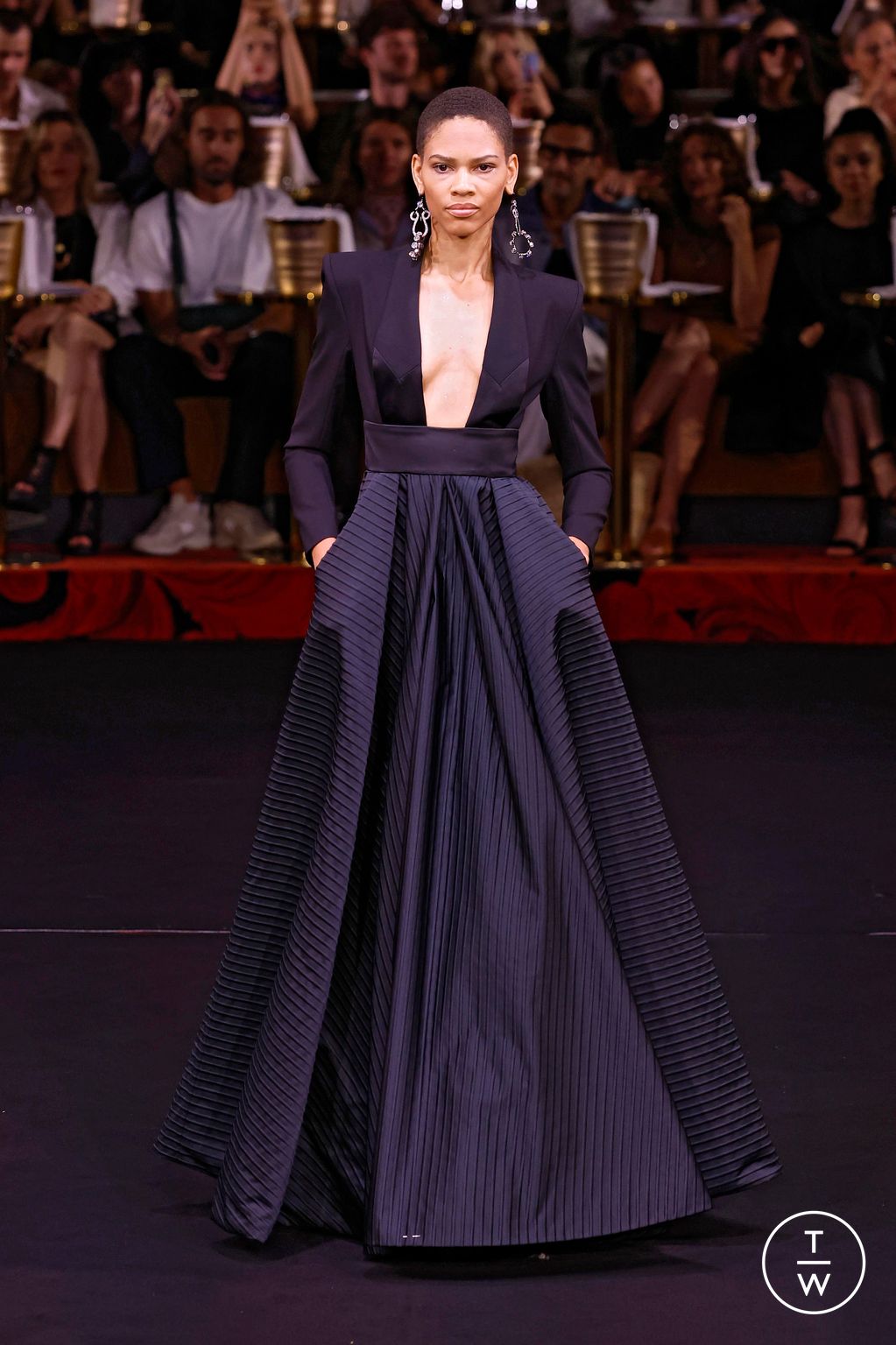 Fashion Week Paris Fall/Winter 2024 look 8 de la collection Alexis Mabille couture