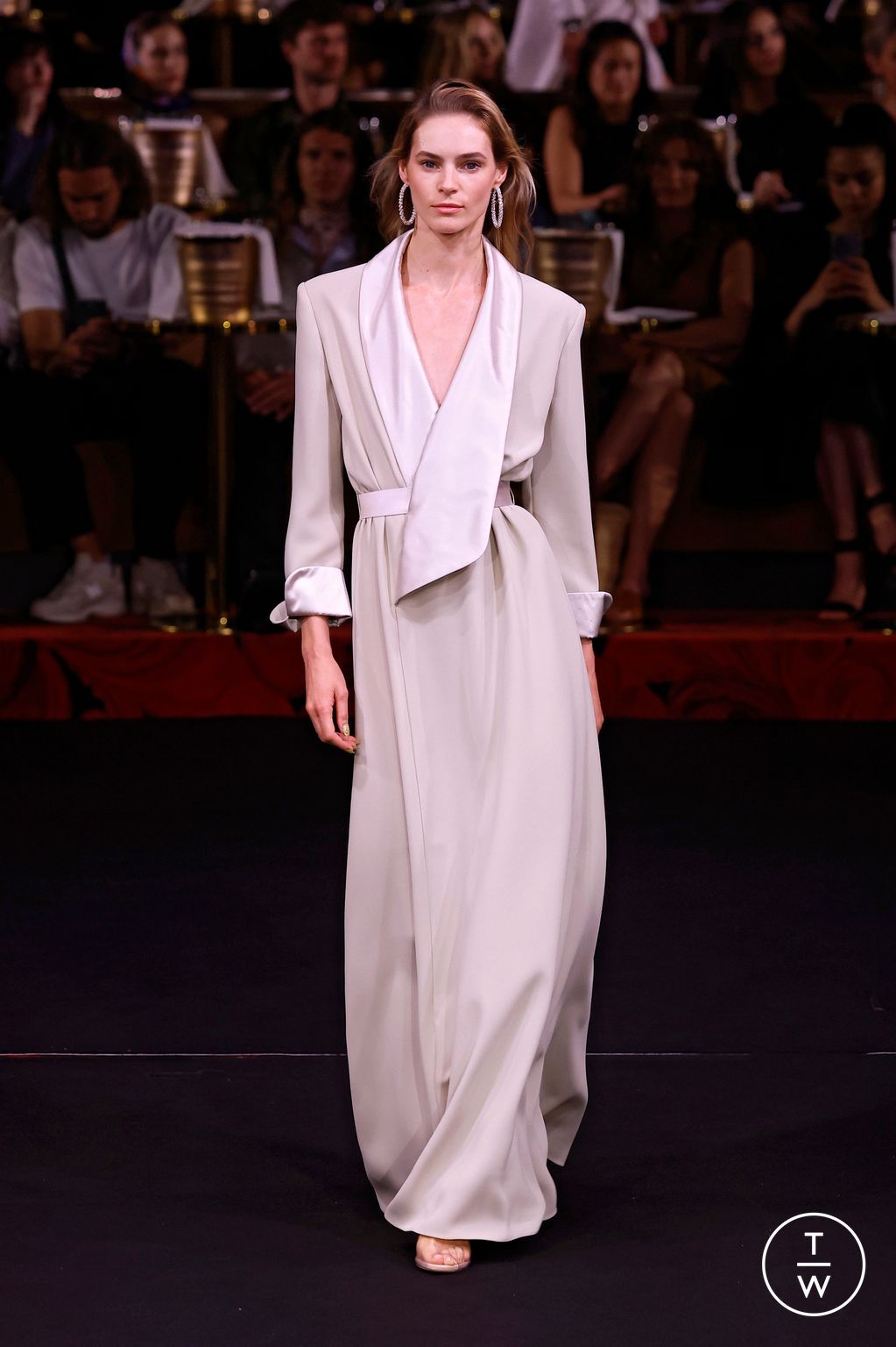 Fashion Week Paris Fall/Winter 2024 look 11 de la collection Alexis Mabille couture