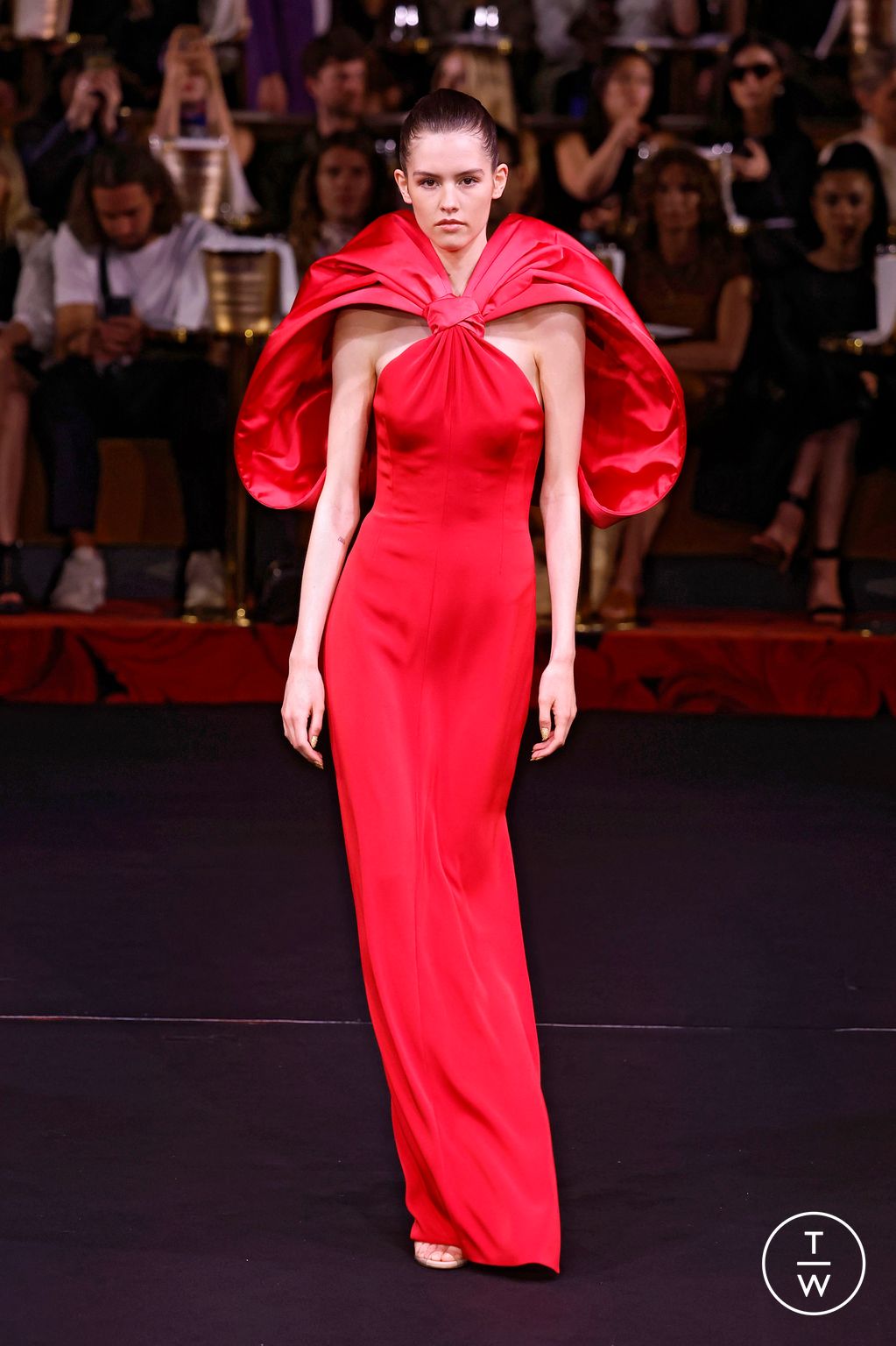 Fashion Week Paris Fall/Winter 2024 look 14 de la collection Alexis Mabille couture