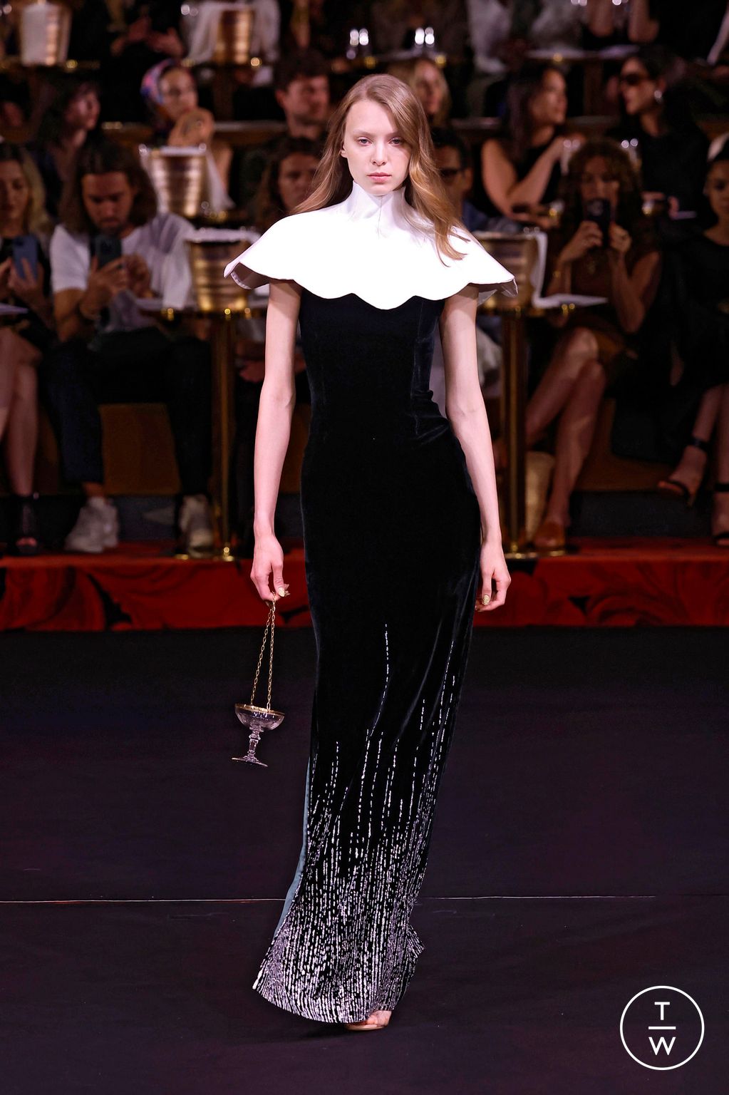 Fashion Week Paris Fall/Winter 2024 look 17 de la collection Alexis Mabille couture