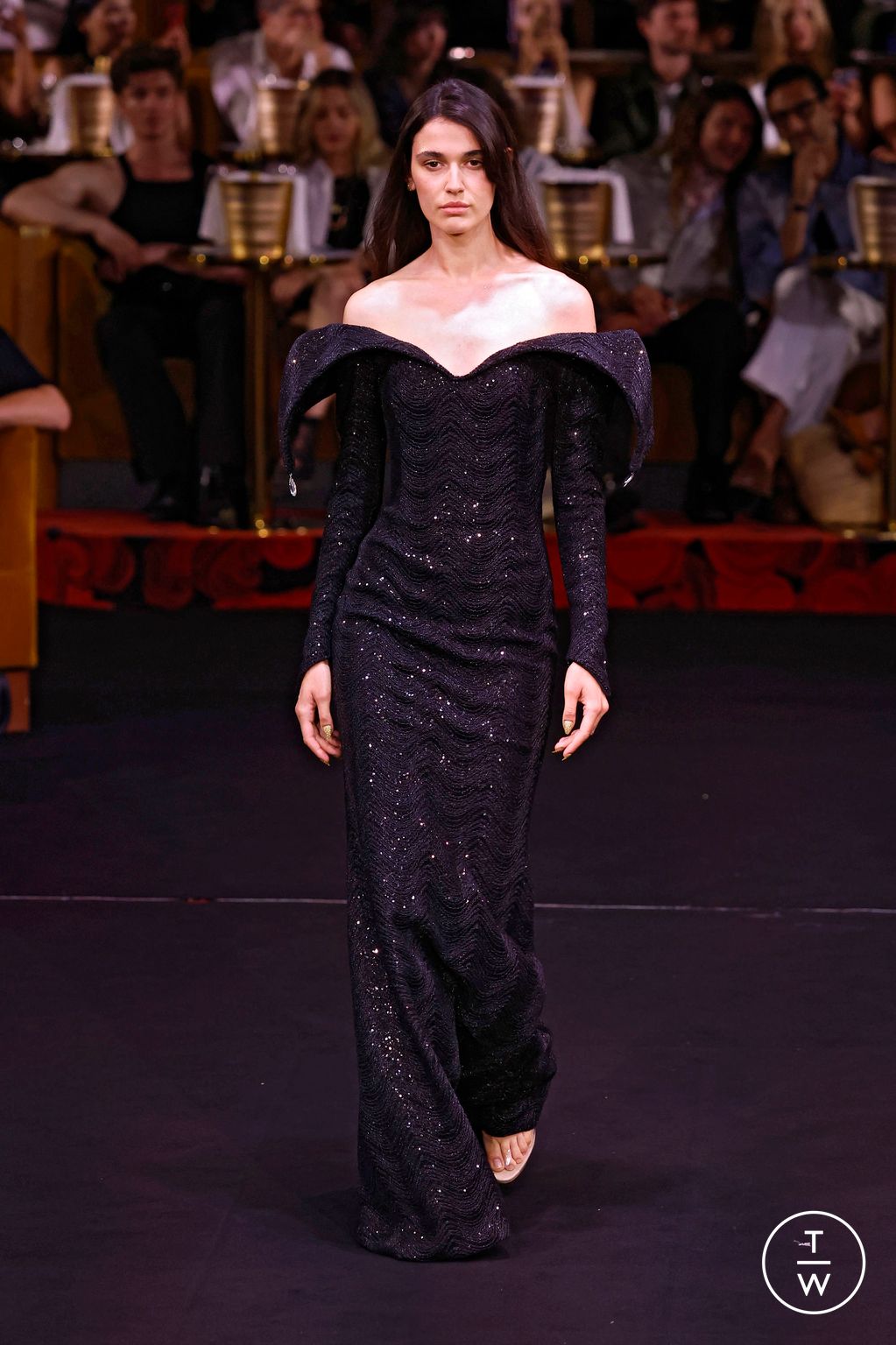 Fashion Week Paris Fall/Winter 2024 look 18 from the Alexis Mabille collection 高级定制