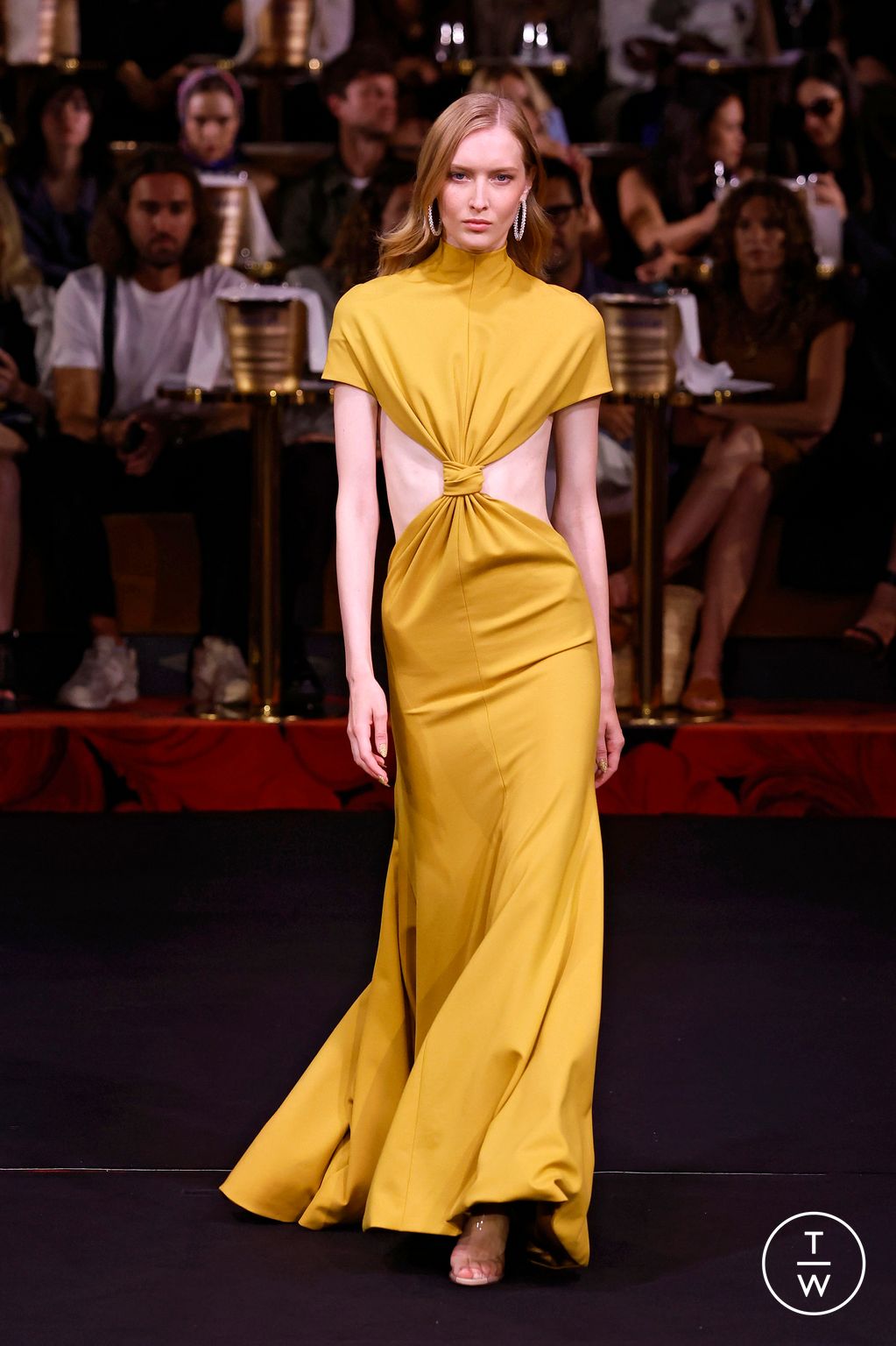 Fashion Week Paris Fall/Winter 2024 look 33 de la collection Alexis Mabille couture