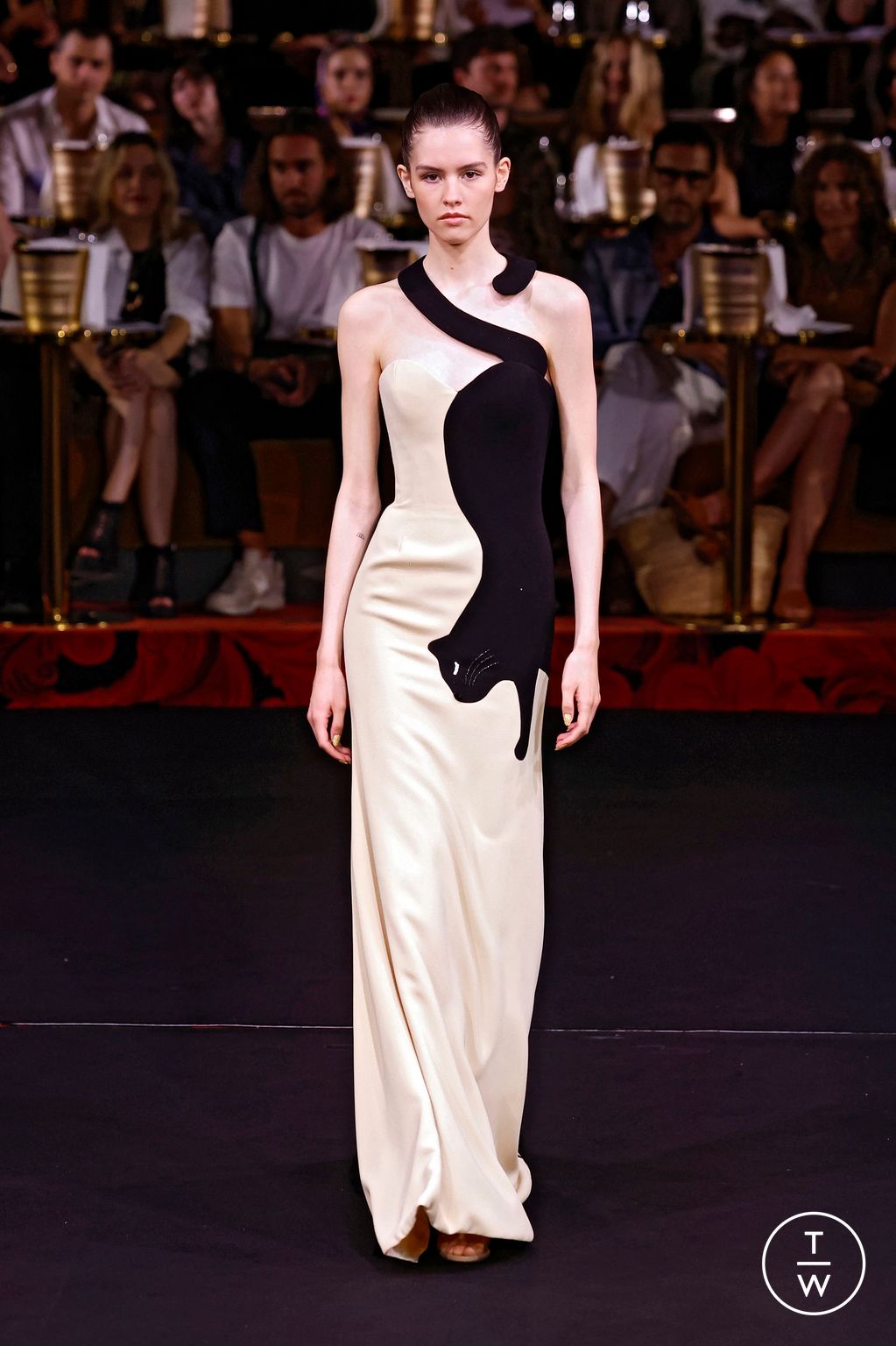 Fashion Week Paris Fall/Winter 2024 look 38 from the Alexis Mabille collection 高级定制