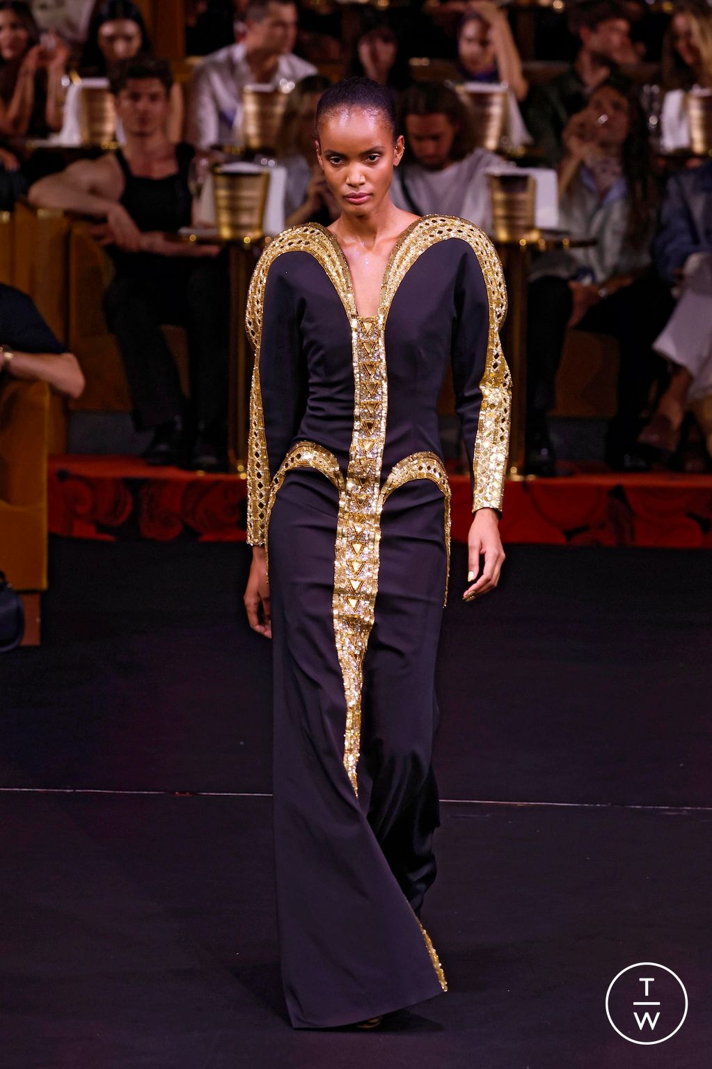 Fashion Week Paris Fall/Winter 2024 look 39 from the Alexis Mabille collection 高级定制