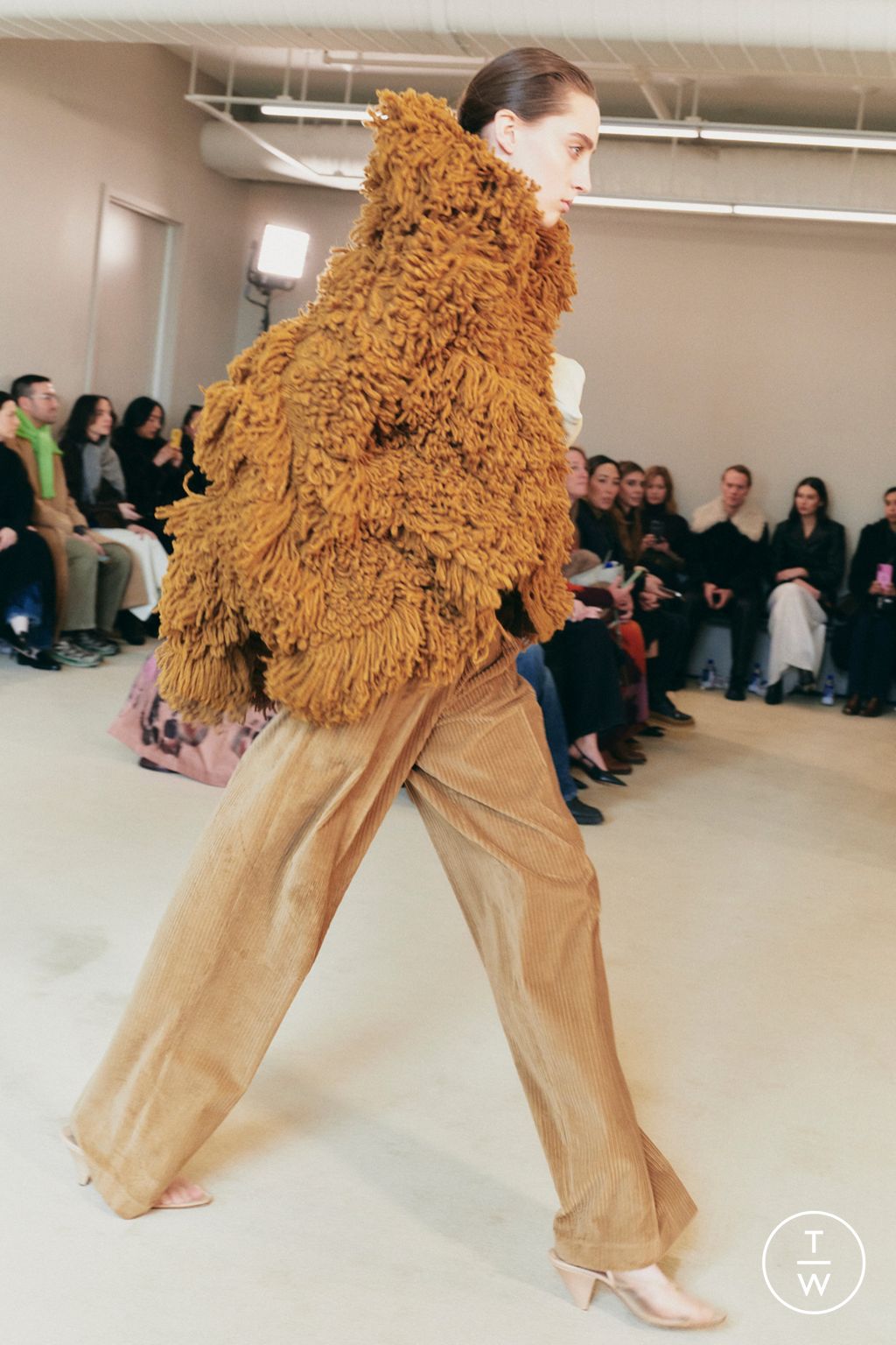 Fashion Week New York Fall/Winter 2025 look 16 from the Altuzarra collection 女装