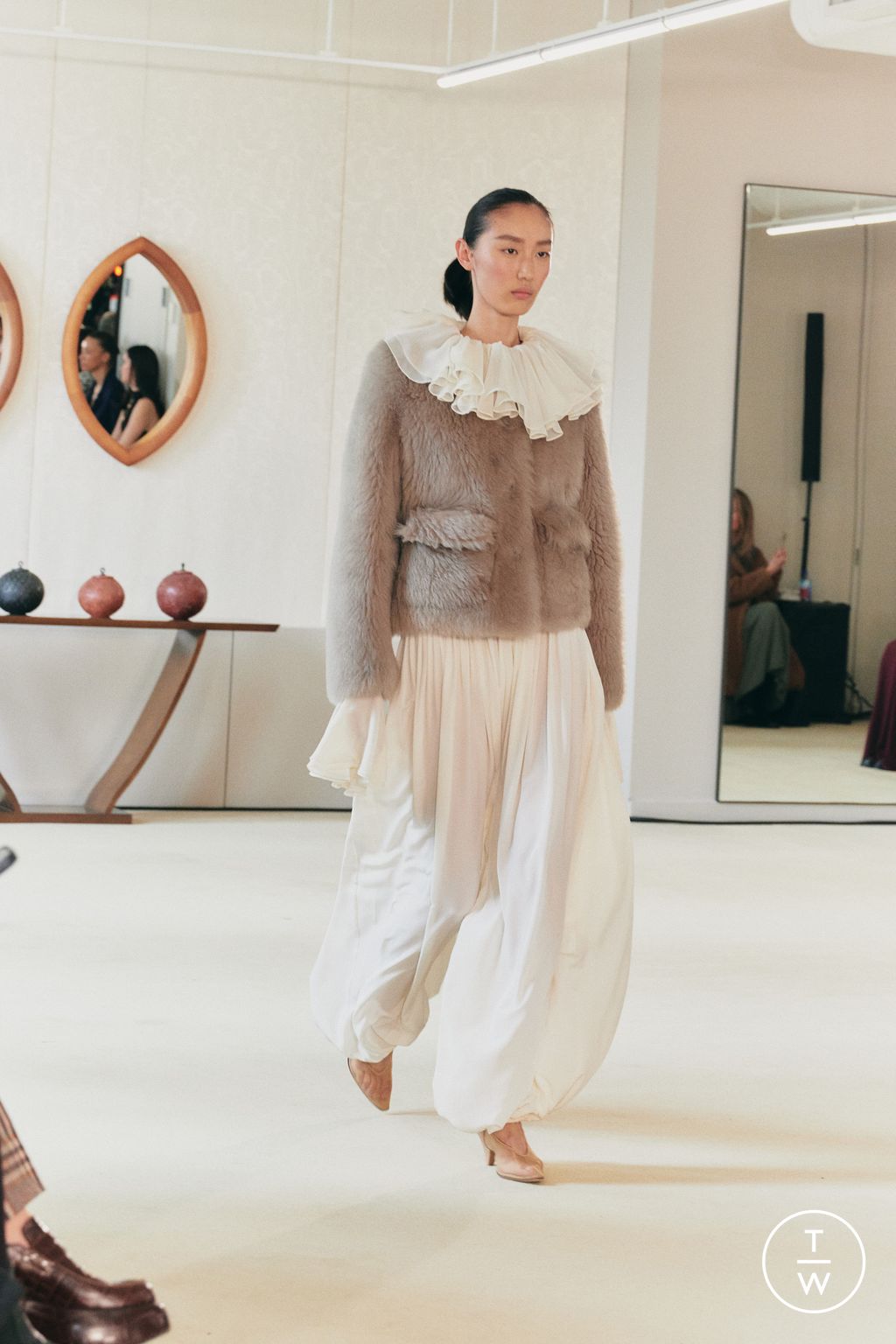 Fashion Week New York Fall/Winter 2025 look 32 from the Altuzarra collection 女装