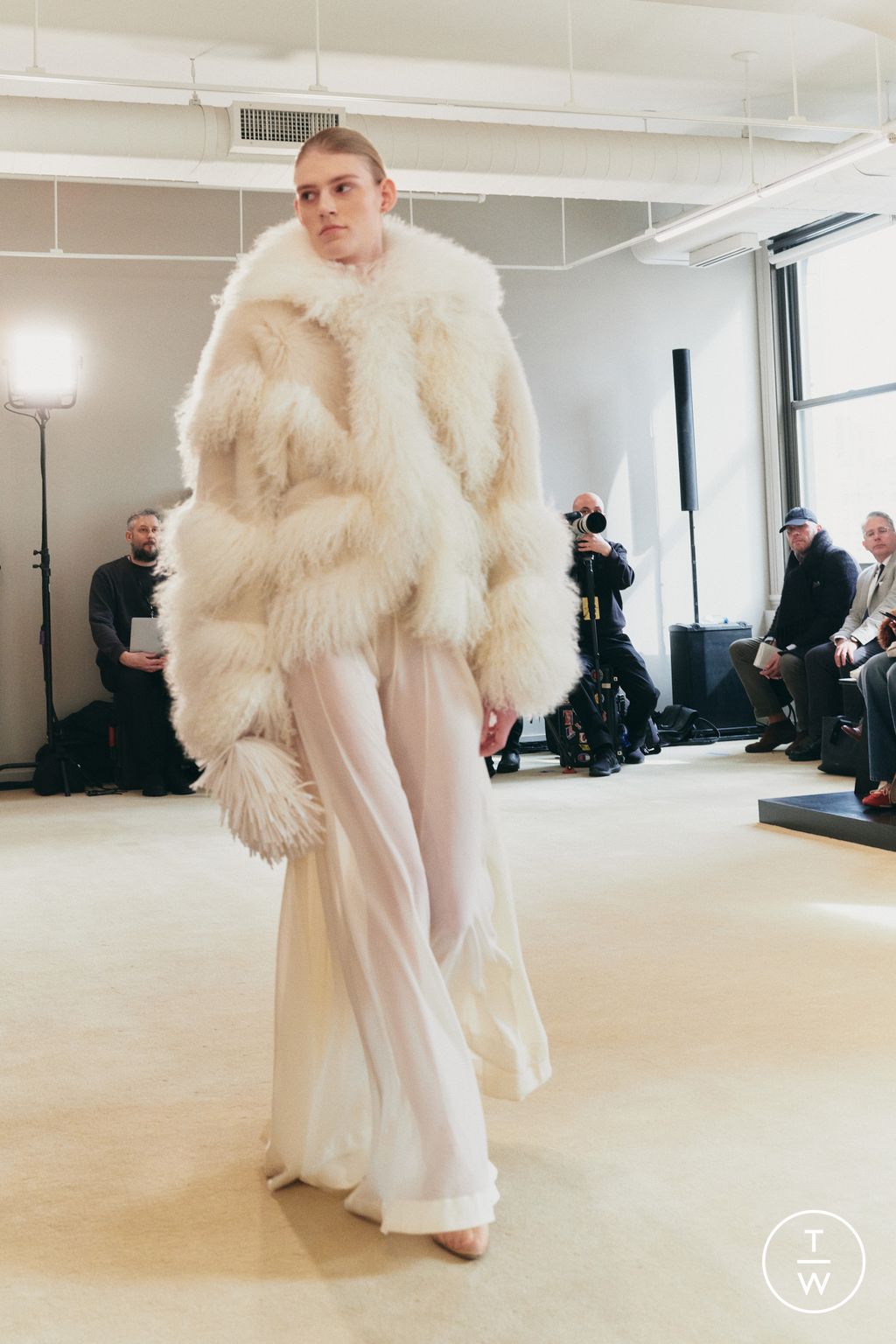 Fashion Week New York Fall/Winter 2025 look 39 from the Altuzarra collection 女装