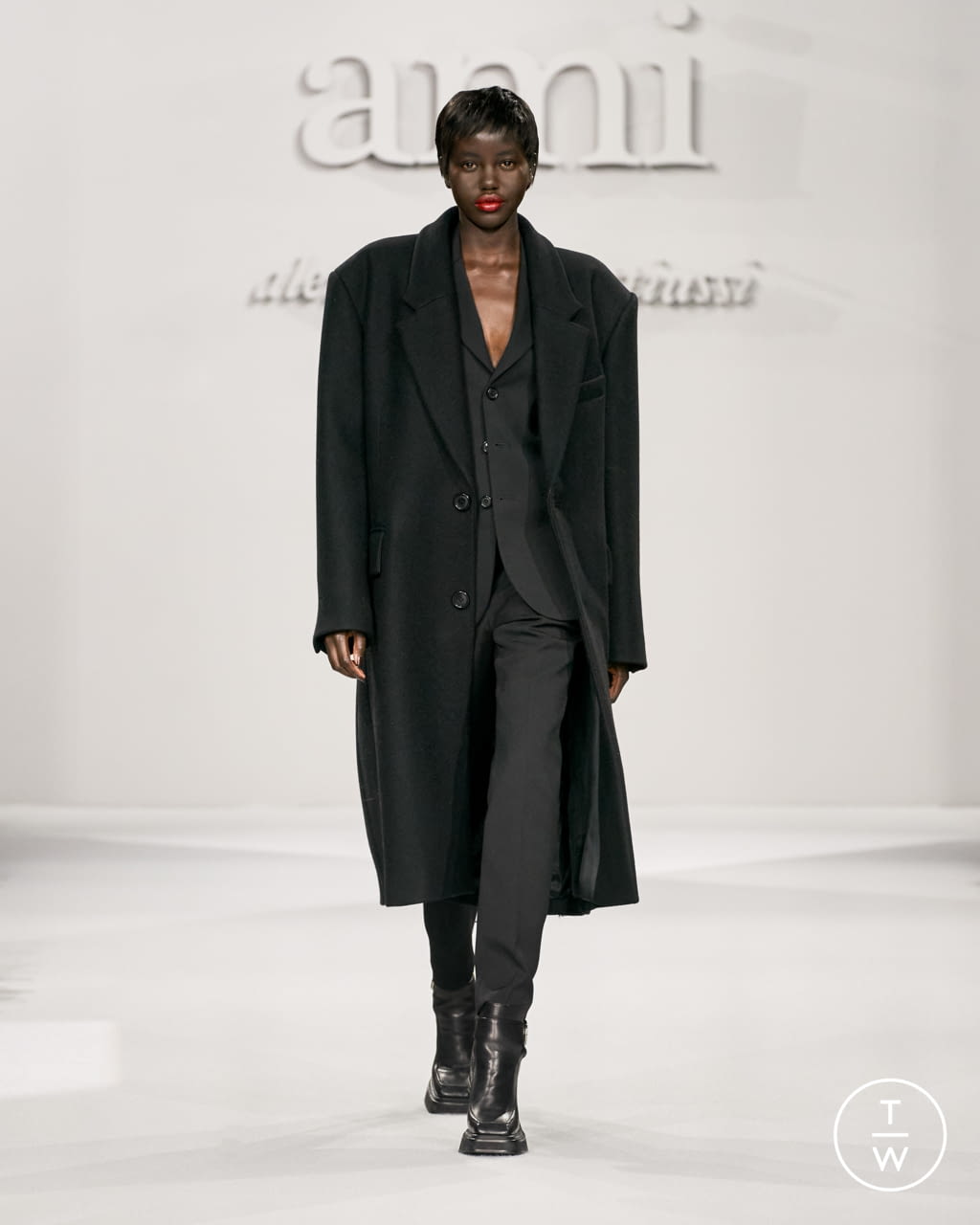 Fashion Week Paris Fall/Winter 2021 look 1 de la collection Ami womenswear