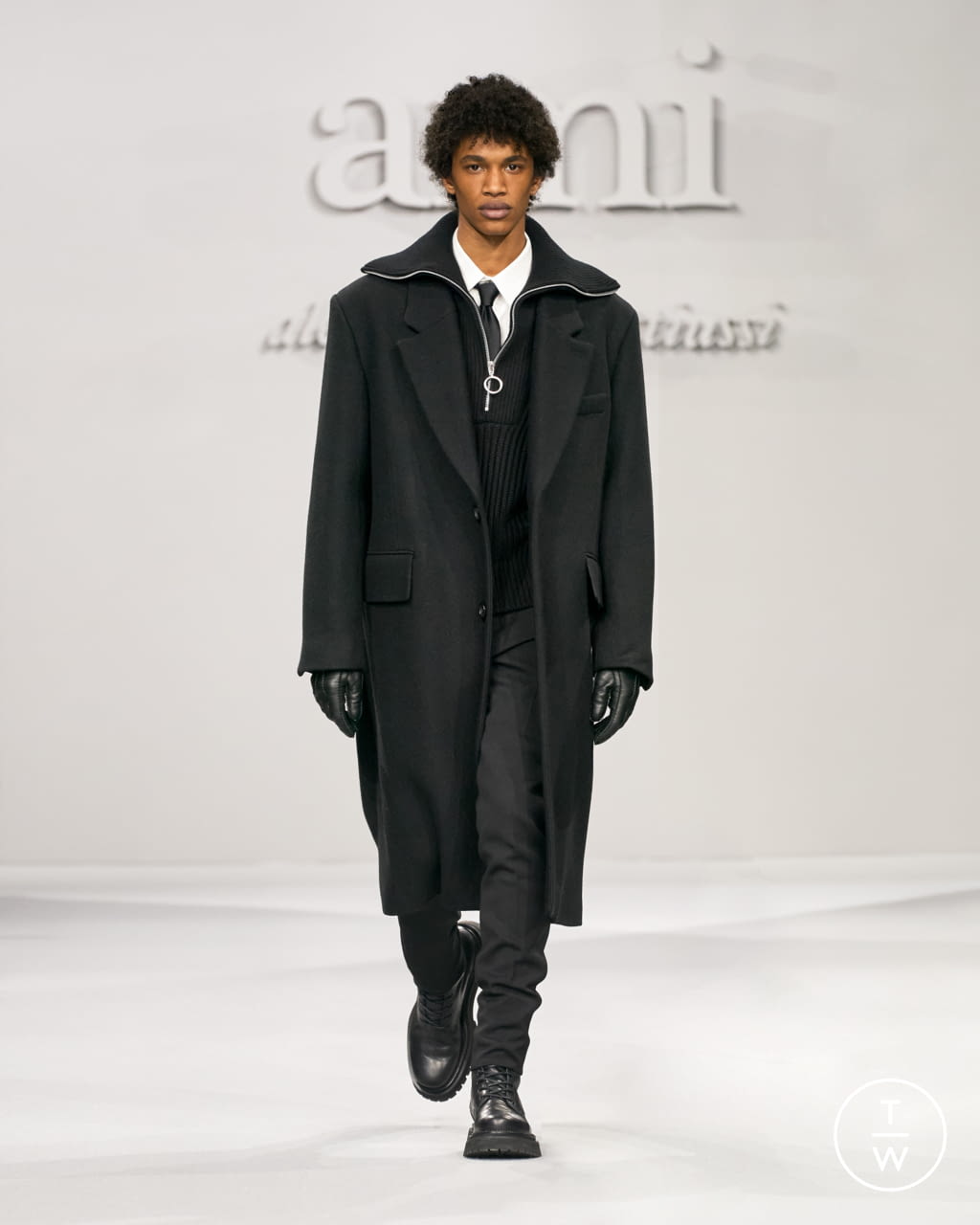Fashion Week Paris Fall/Winter 2021 look 2 from the Ami collection 女装