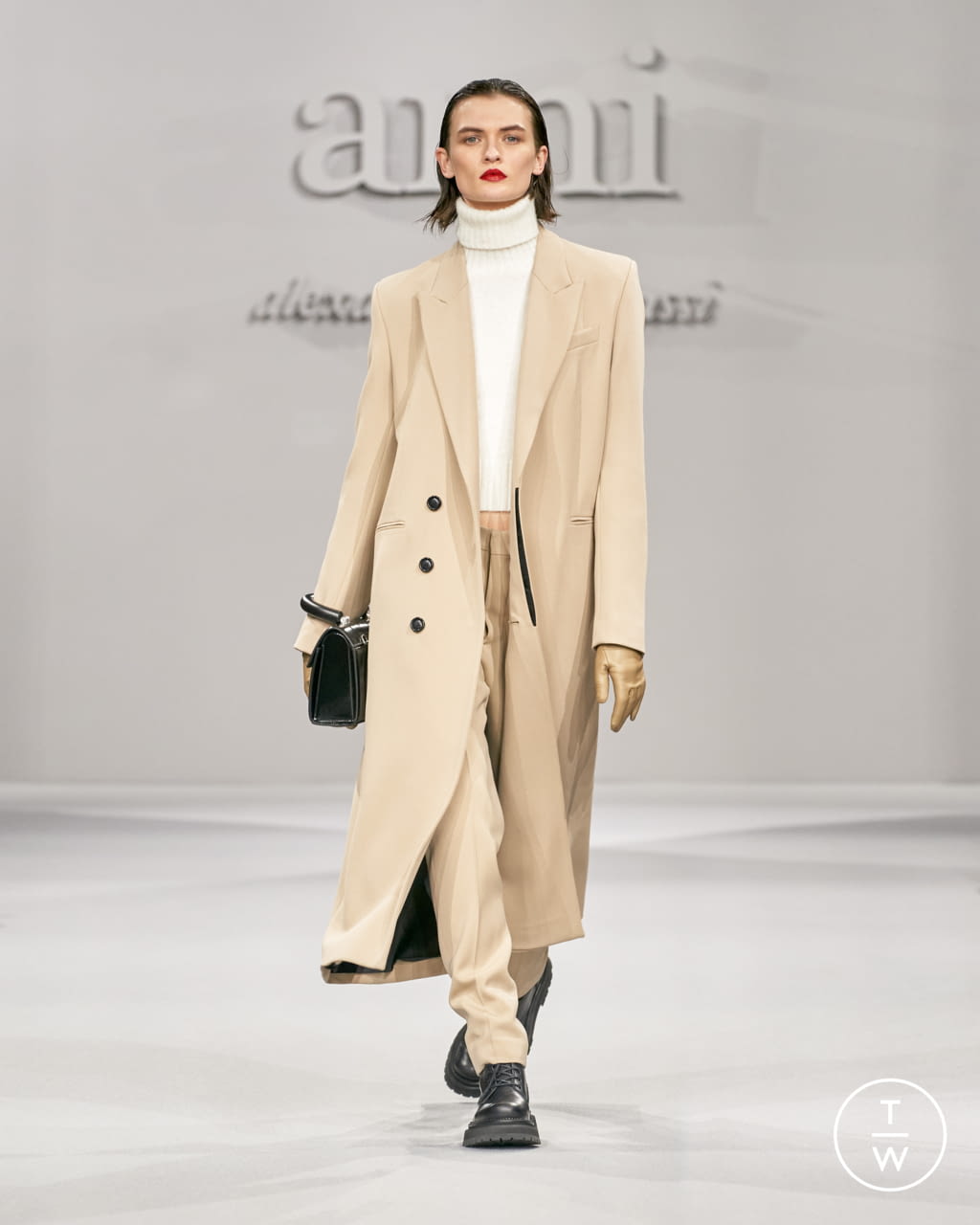 Fashion Week Paris Fall/Winter 2021 look 25 from the Ami collection 女装