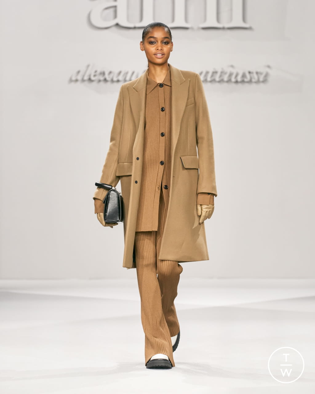 Fashion Week Paris Fall/Winter 2021 look 28 from the Ami collection 女装