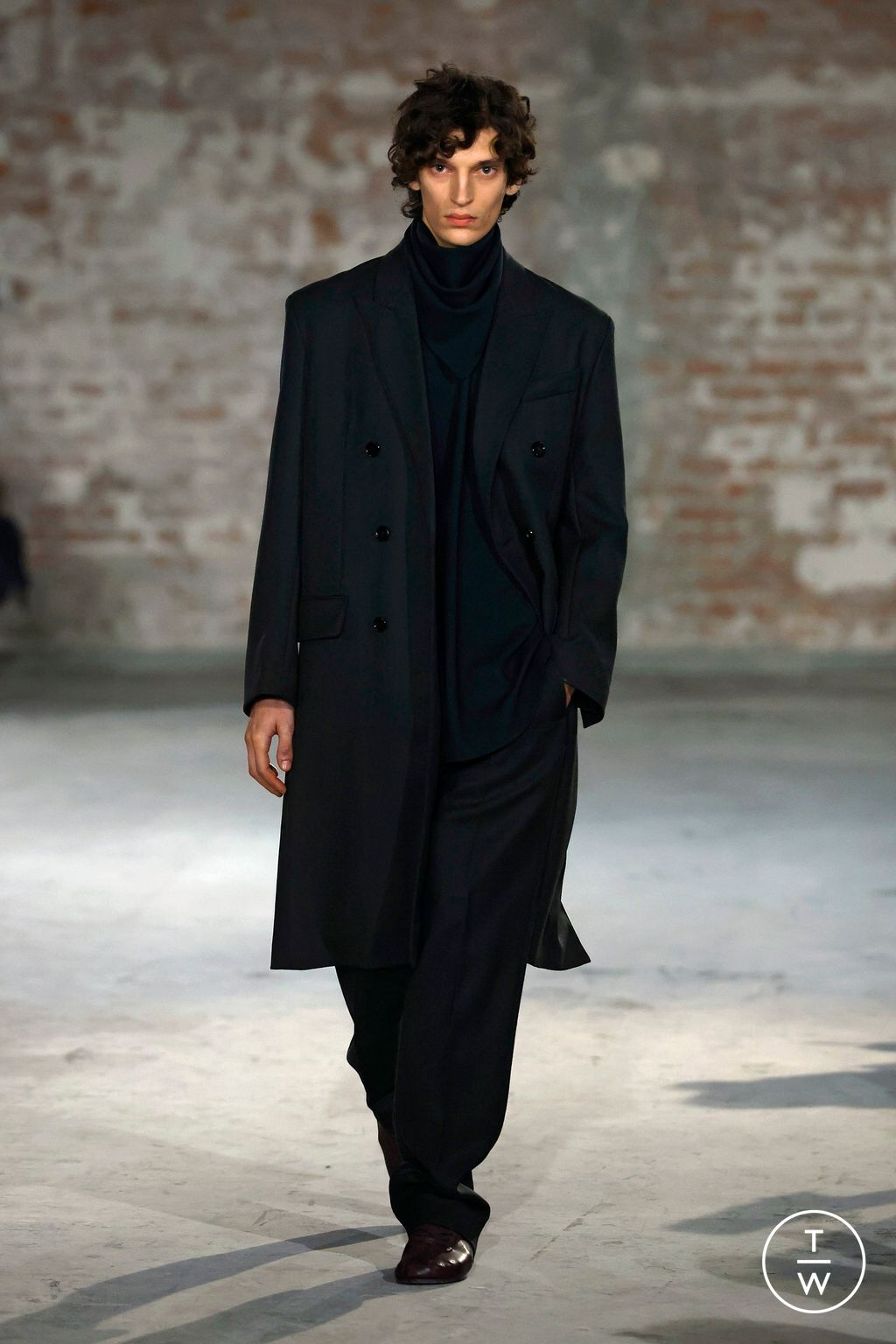 Fashion Week Paris Fall/Winter 2025 look 2 from the Ami collection menswear