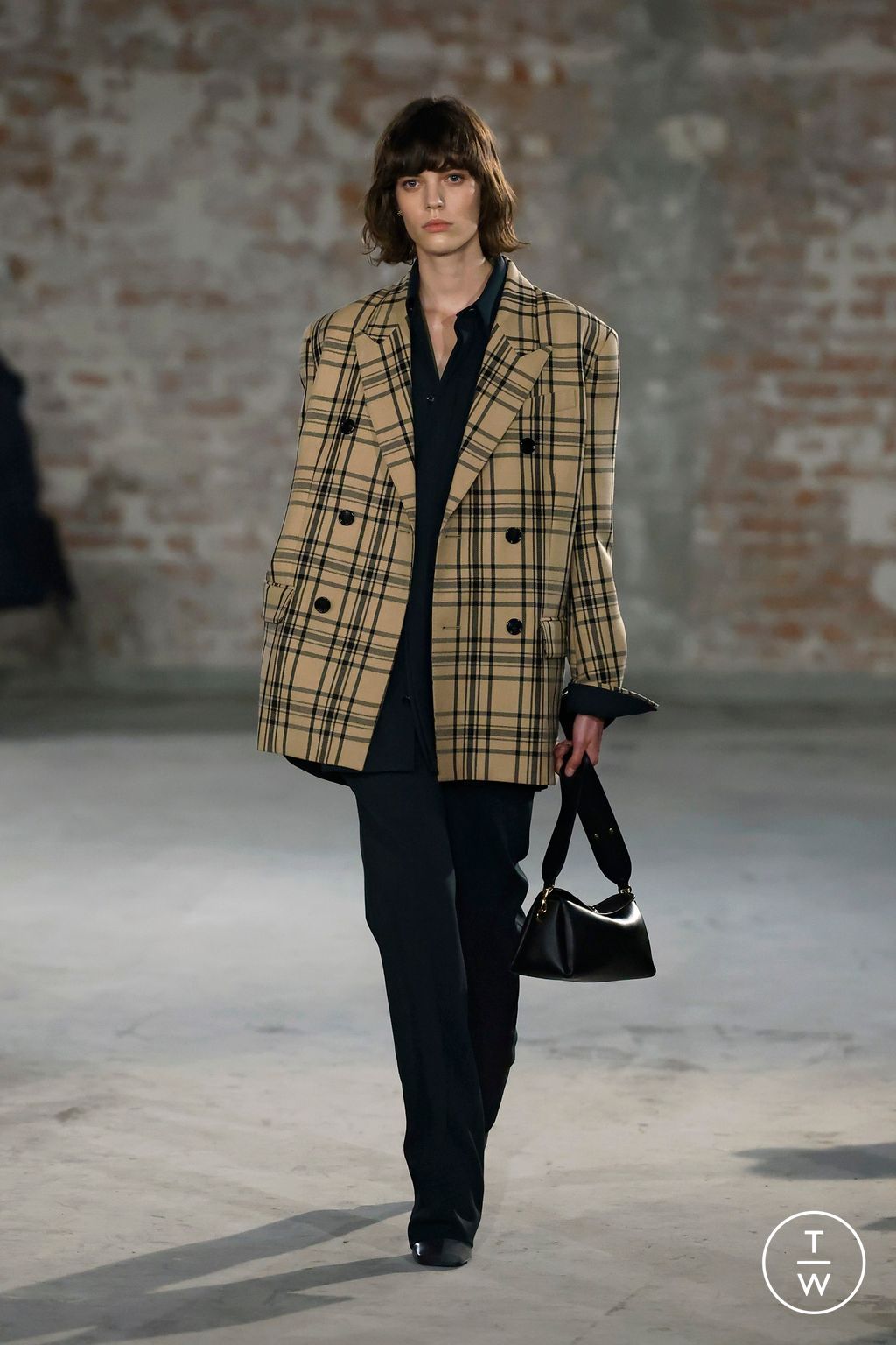 Fashion Week Paris Fall/Winter 2025 look 10 from the Ami collection menswear