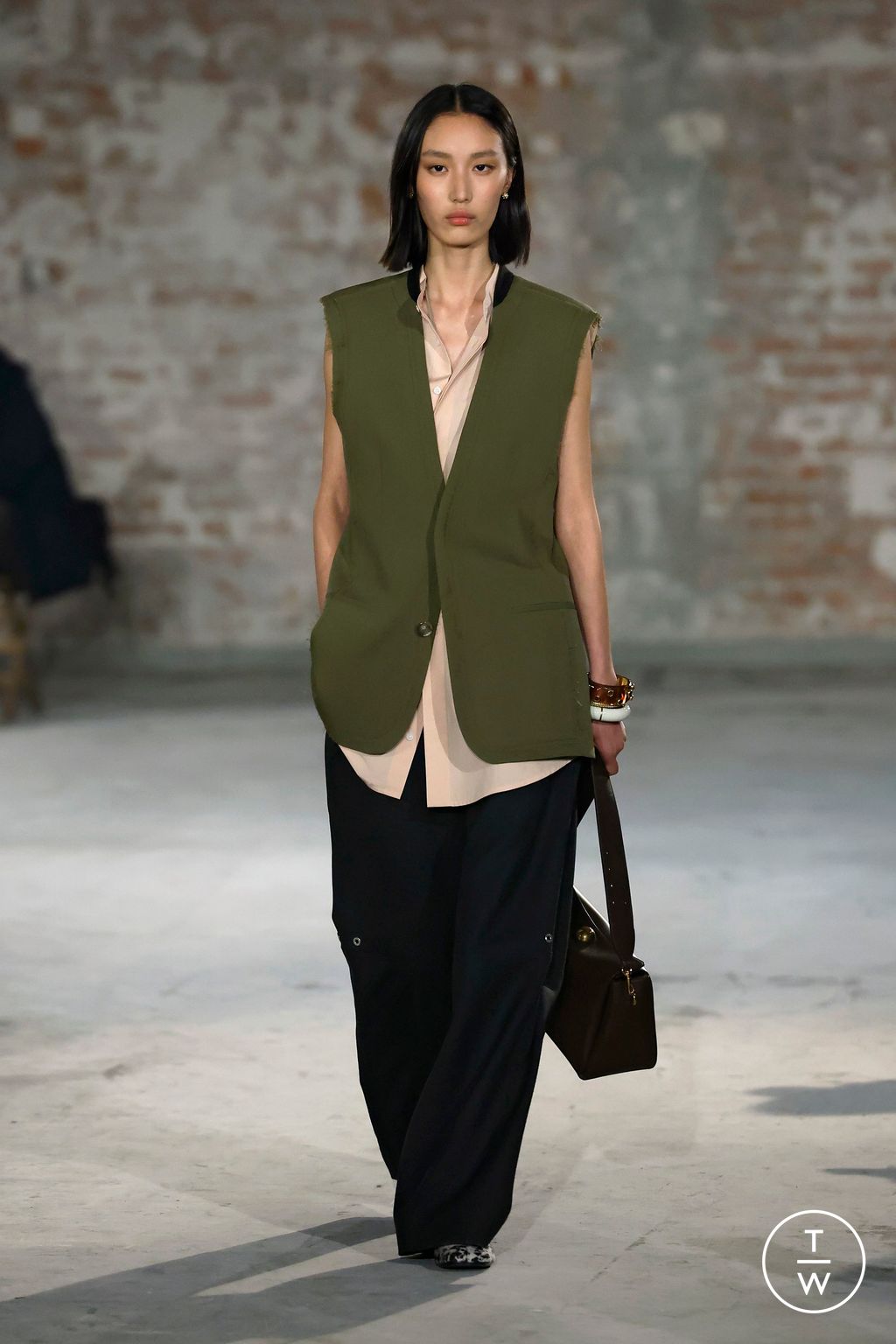 Fashion Week Paris Fall/Winter 2025 look 16 from the Ami collection menswear