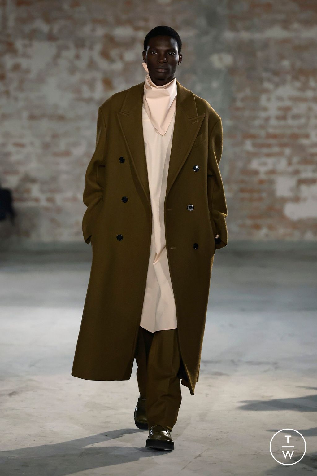 Fashion Week Paris Fall/Winter 2025 look 17 from the Ami collection menswear