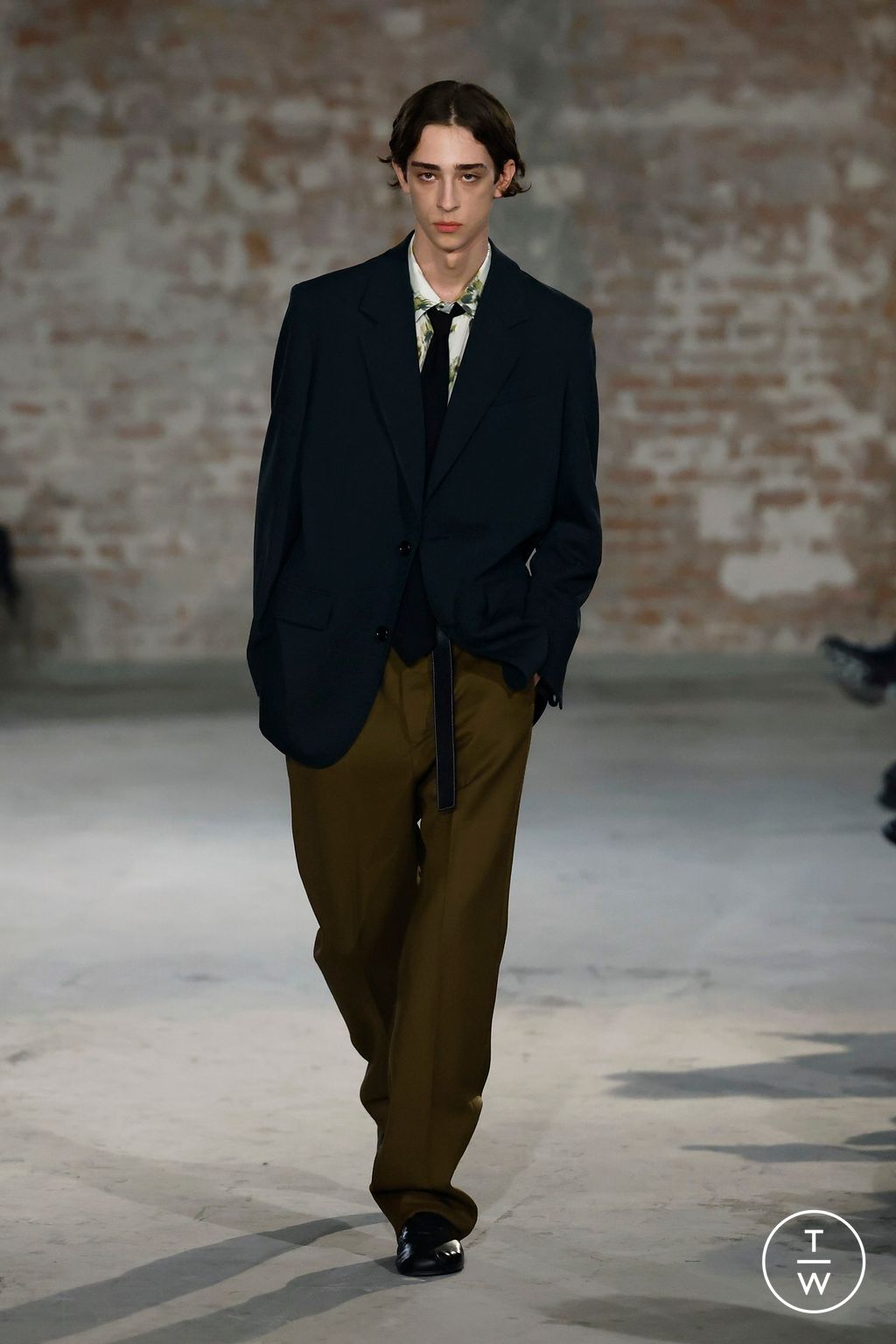 Fashion Week Paris Fall/Winter 2025 look 19 from the Ami collection menswear