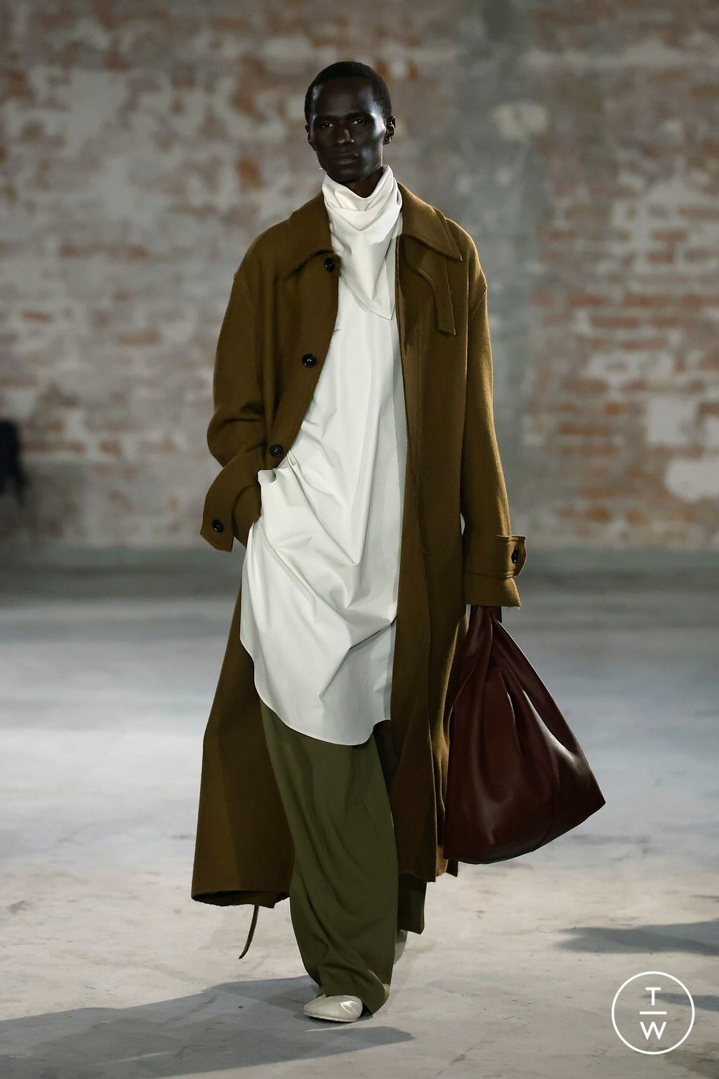 Fashion Week Paris Fall/Winter 2025 look 20 from the Ami collection menswear