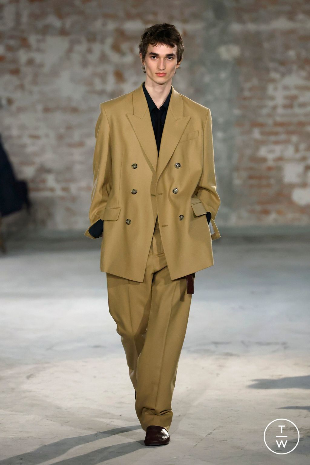 Fashion Week Paris Fall/Winter 2025 look 25 from the Ami collection menswear