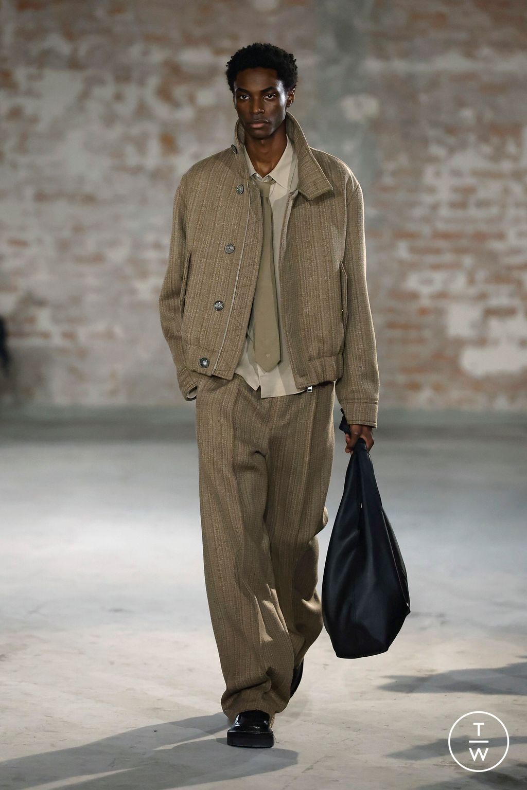 Fashion Week Paris Fall/Winter 2025 look 30 from the Ami collection menswear
