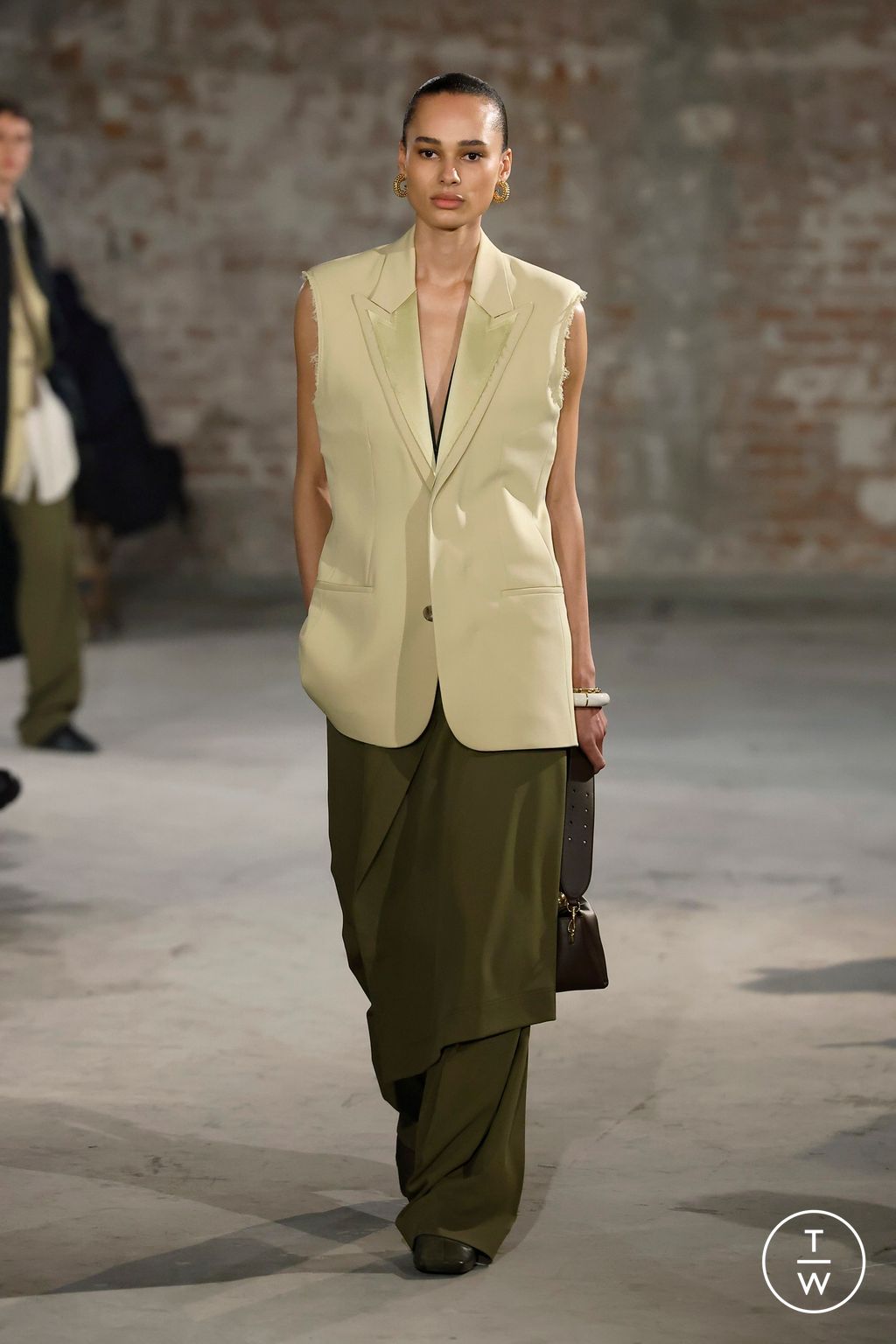 Fashion Week Paris Fall/Winter 2025 look 33 from the Ami collection menswear