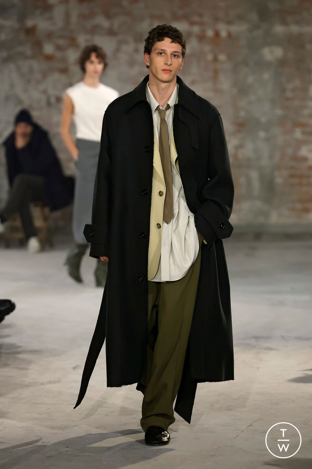 Fashion Week Paris Fall/Winter 2025 look 34 from the Ami collection menswear