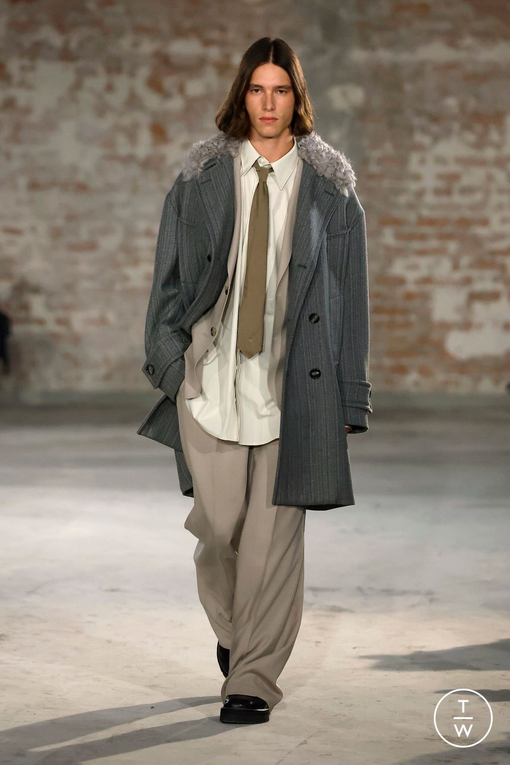 Fashion Week Paris Fall/Winter 2025 look 44 from the Ami collection menswear