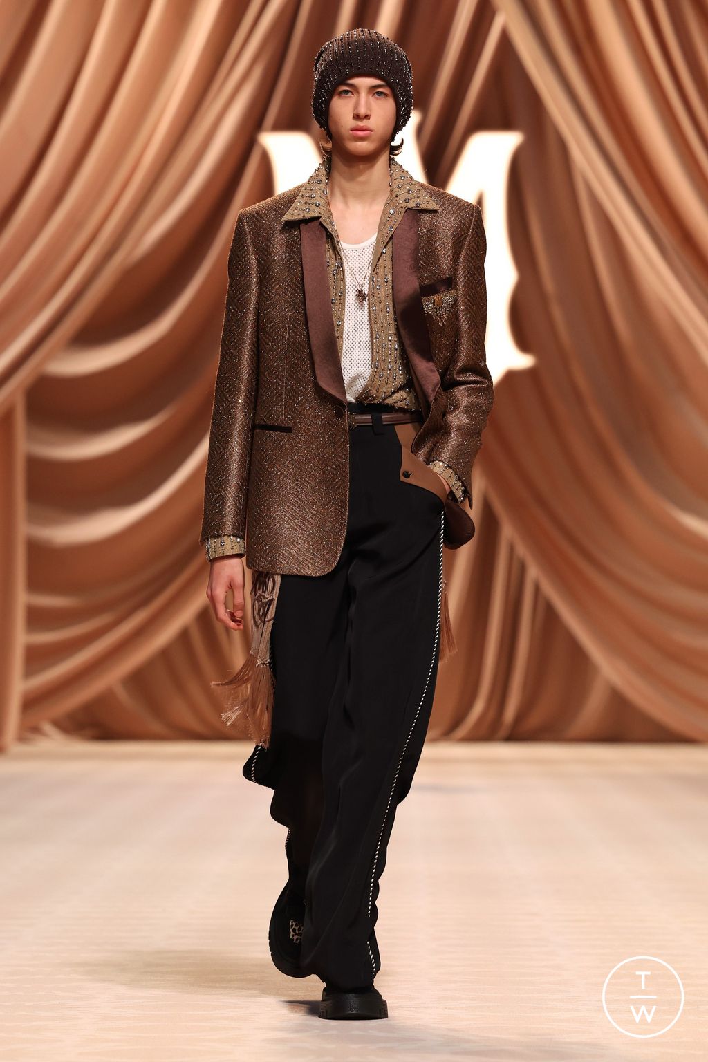 Fashion Week Paris Fall/Winter 2024 look 1 from the Amiri collection menswear