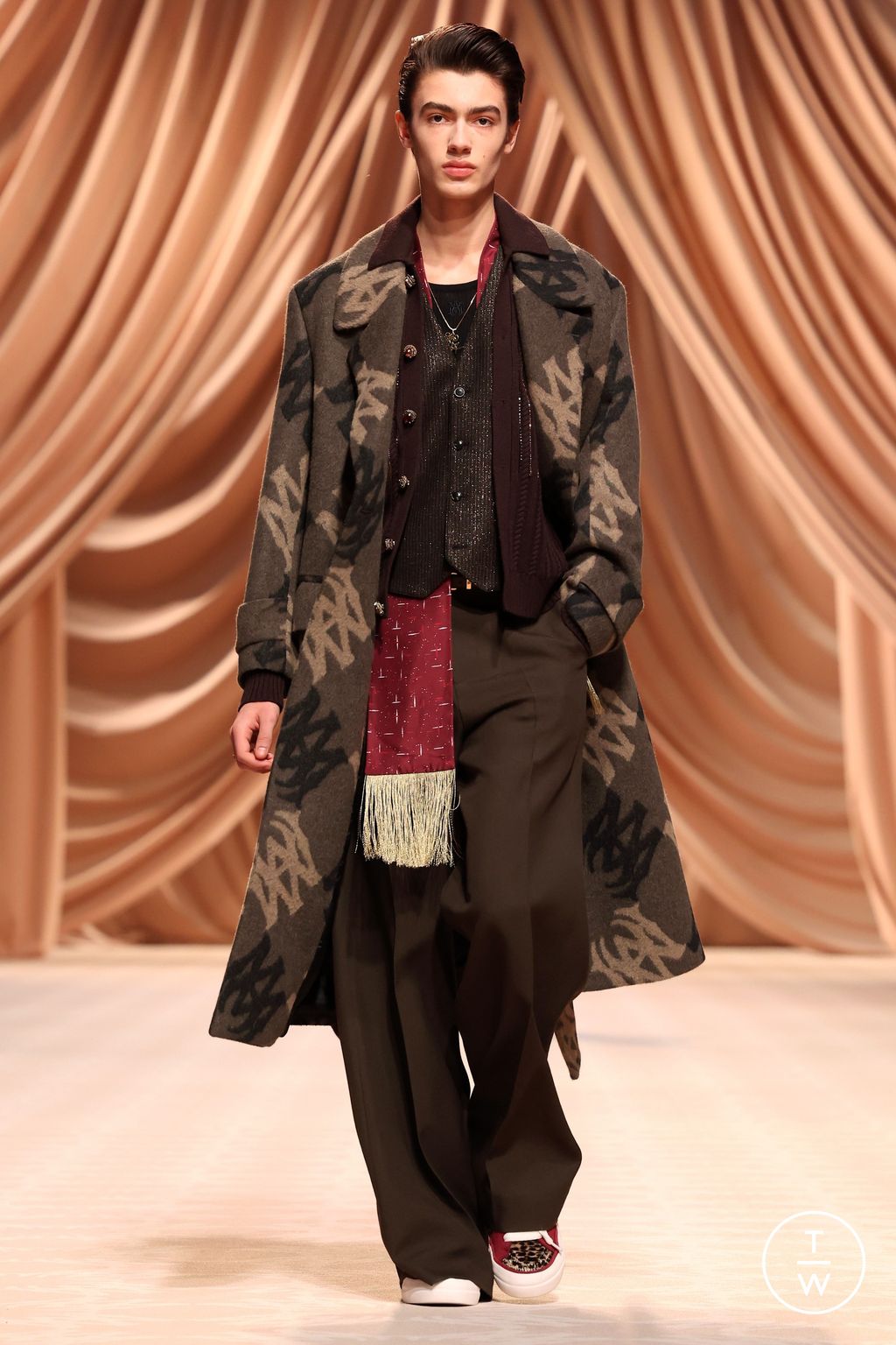 Fashion Week Paris Fall/Winter 2024 look 8 from the Amiri collection 男装