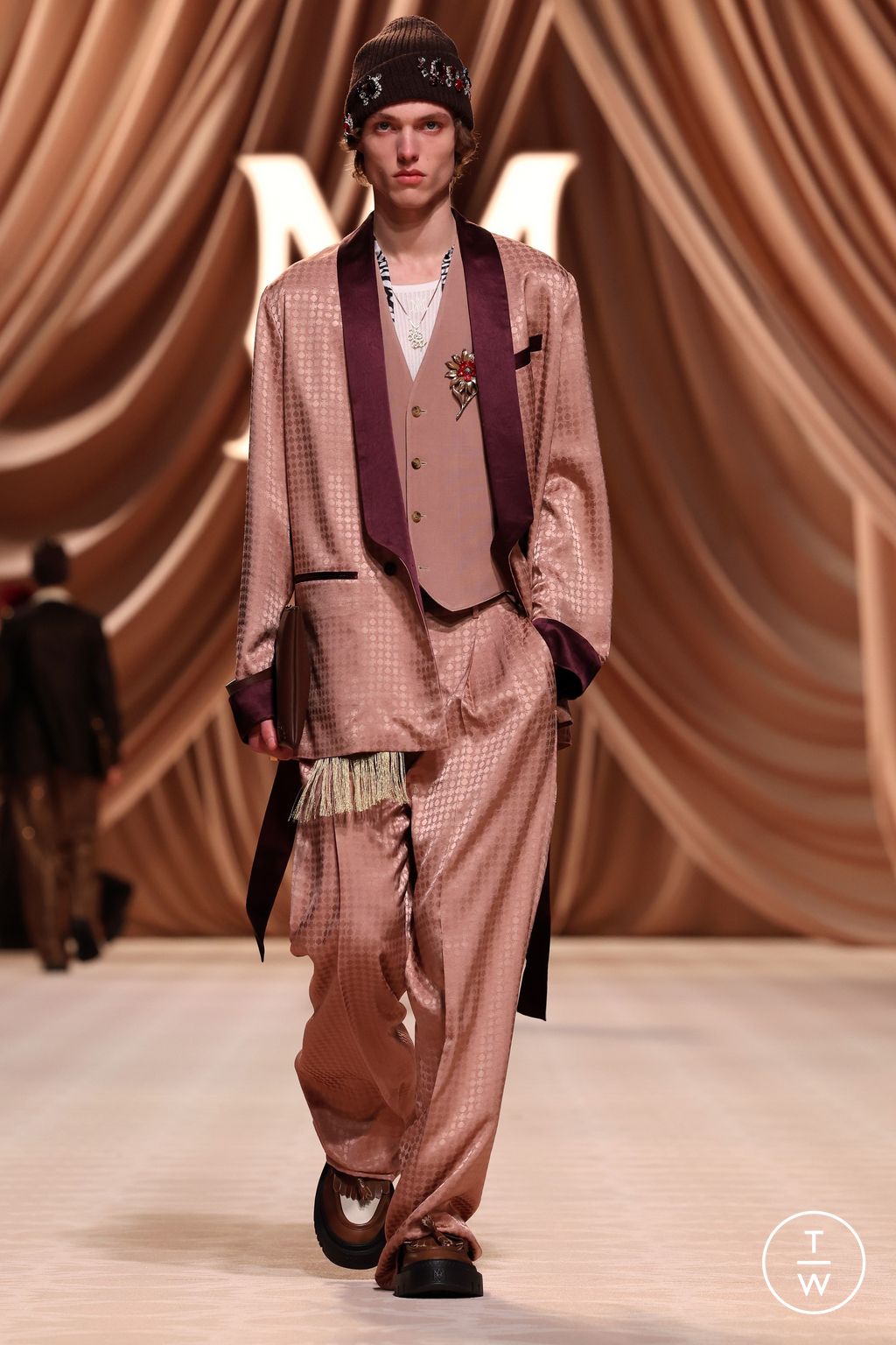 Fashion Week Paris Fall/Winter 2024 look 19 from the Amiri collection menswear
