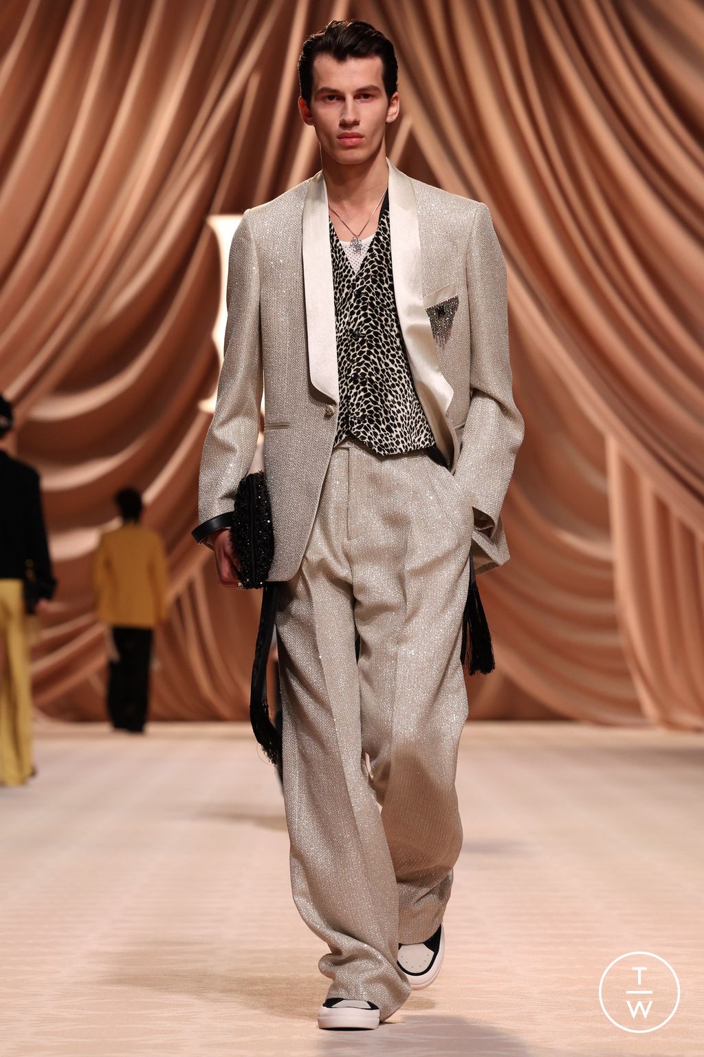 Fashion Week Paris Fall/Winter 2024 look 44 from the Amiri collection 男装