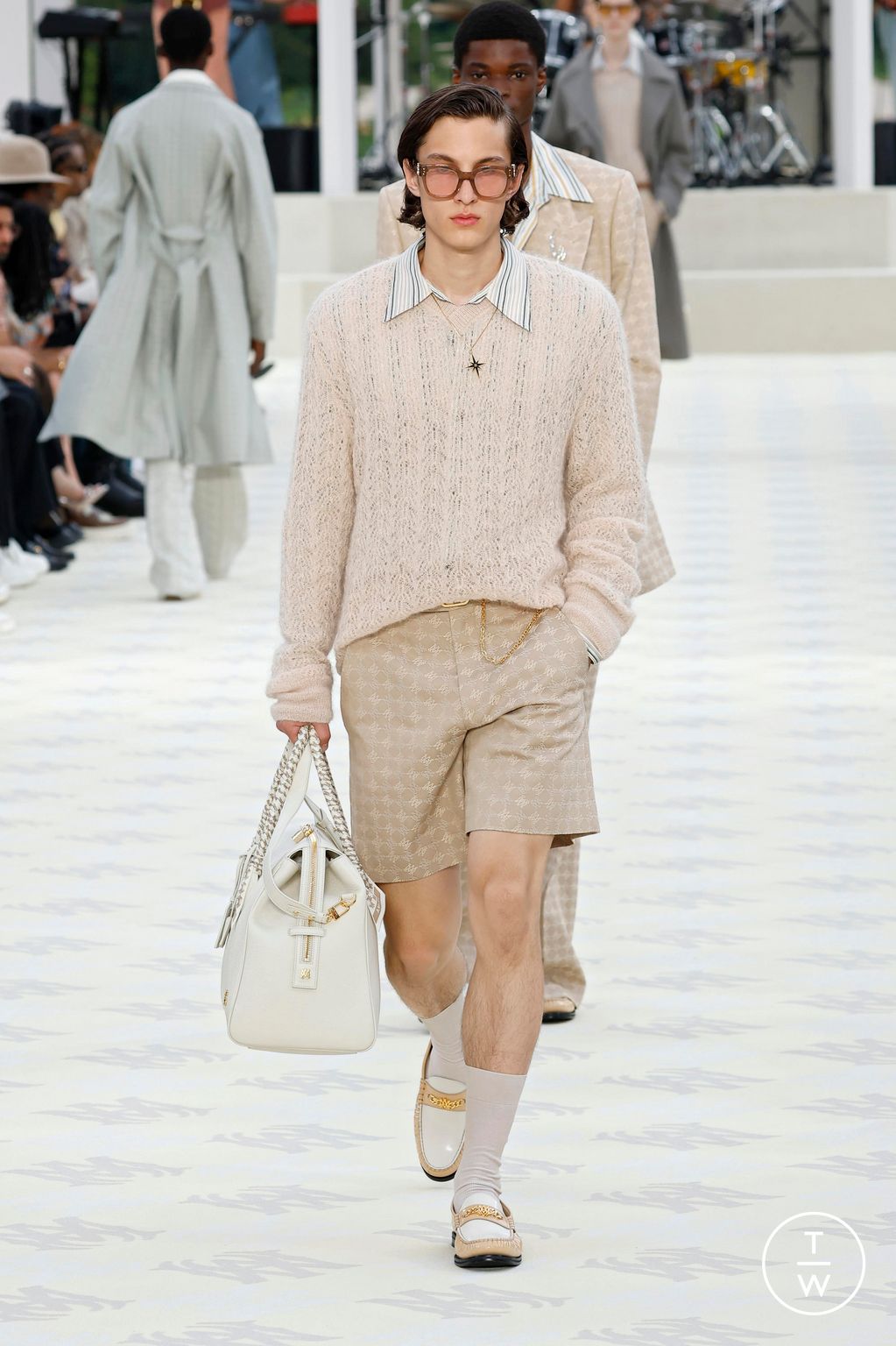 Fashion Week Paris Spring-Summer 2025 look 13 from the Amiri collection 男装