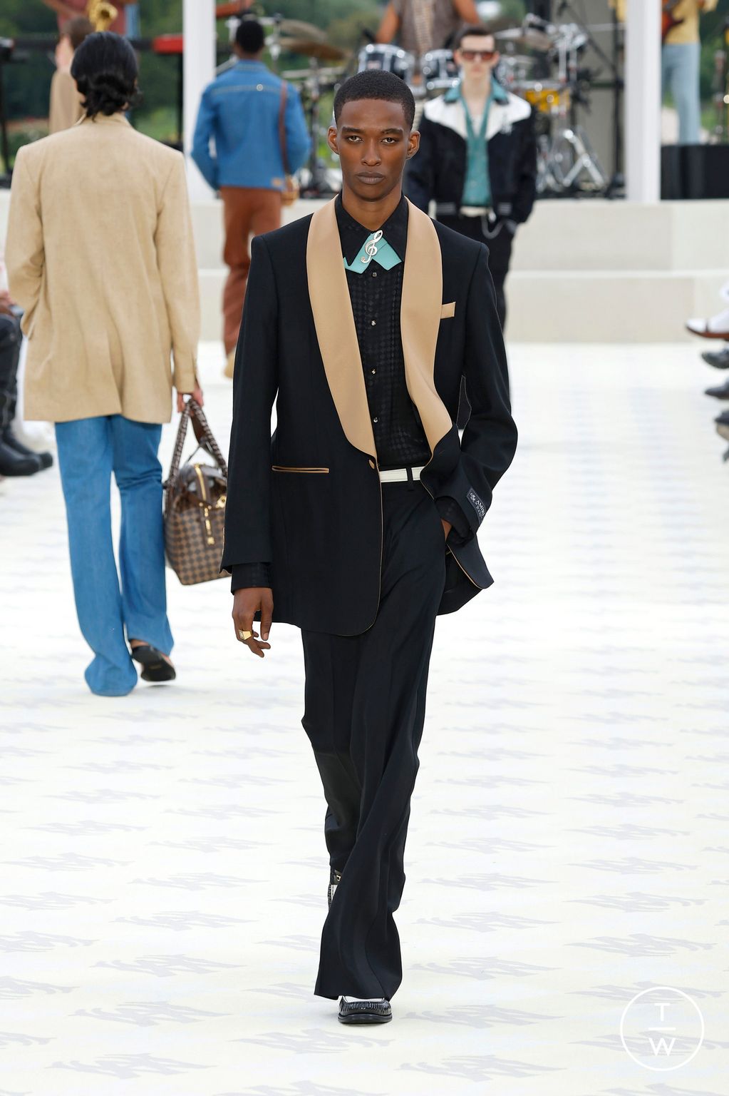 Fashion Week Paris Spring-Summer 2025 look 36 from the Amiri collection menswear