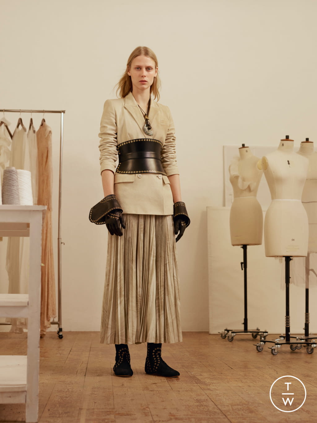 Fashion Week Paris Pre-Fall 2017 look 1 de la collection Alexander McQueen womenswear