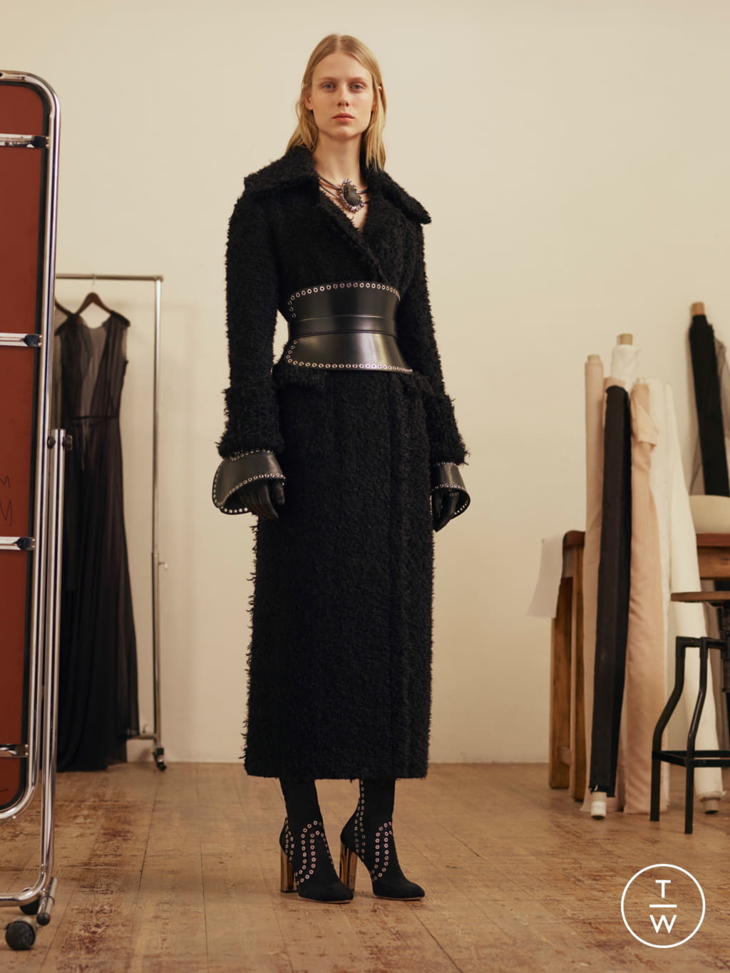 Fashion Week Paris Pre-Fall 2017 look 13 from the Alexander McQueen collection womenswear