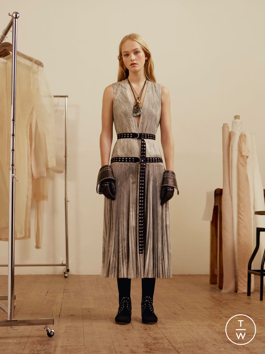 Fashion Week Paris Pre-Fall 2017 look 2 de la collection Alexander McQueen womenswear