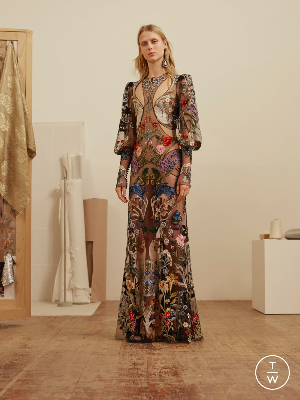 Fashion Week Paris Pre-Fall 2017 look 49 from the Alexander McQueen collection 女装