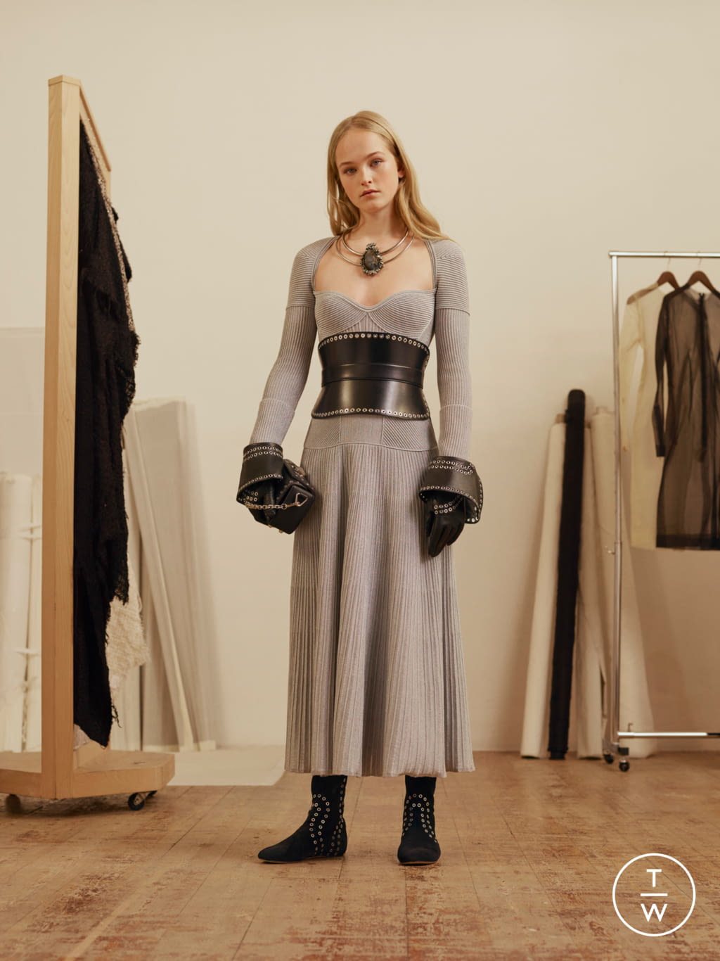 Fashion Week Paris Pre-Fall 2017 look 8 de la collection Alexander McQueen womenswear