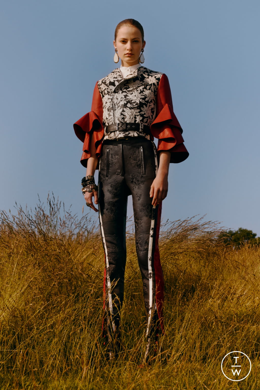 Fashion Week Paris Resort 2019 look 9 from the Alexander McQueen collection 女装