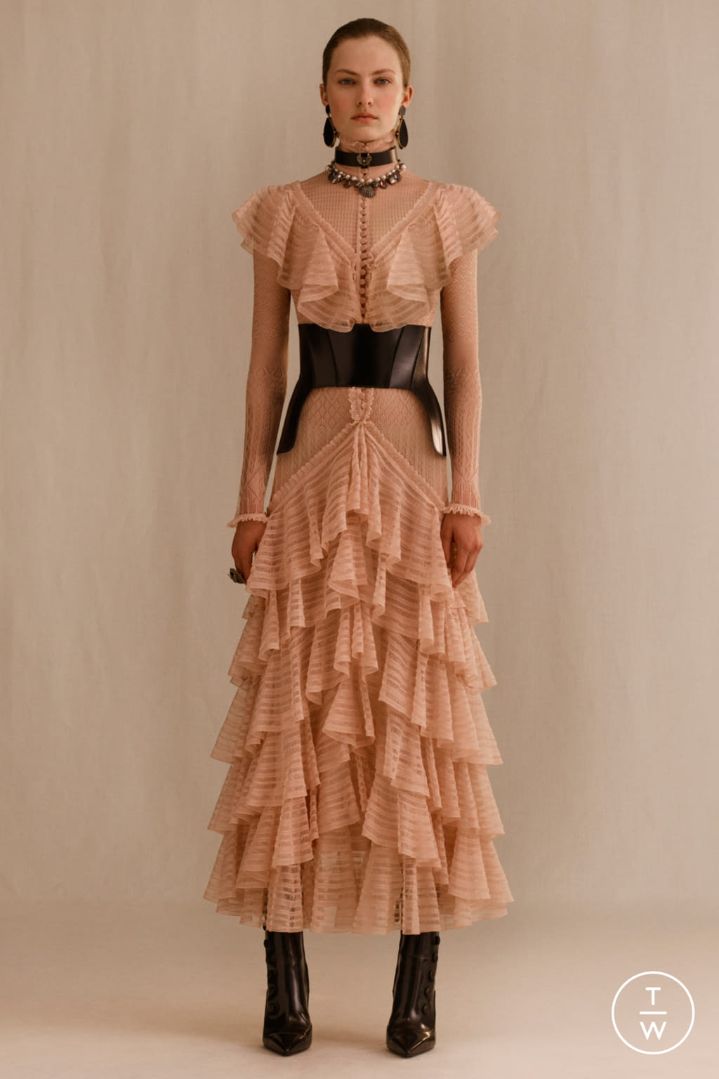 Fashion Week Paris Resort 2019 look 22 from the Alexander McQueen collection 女装