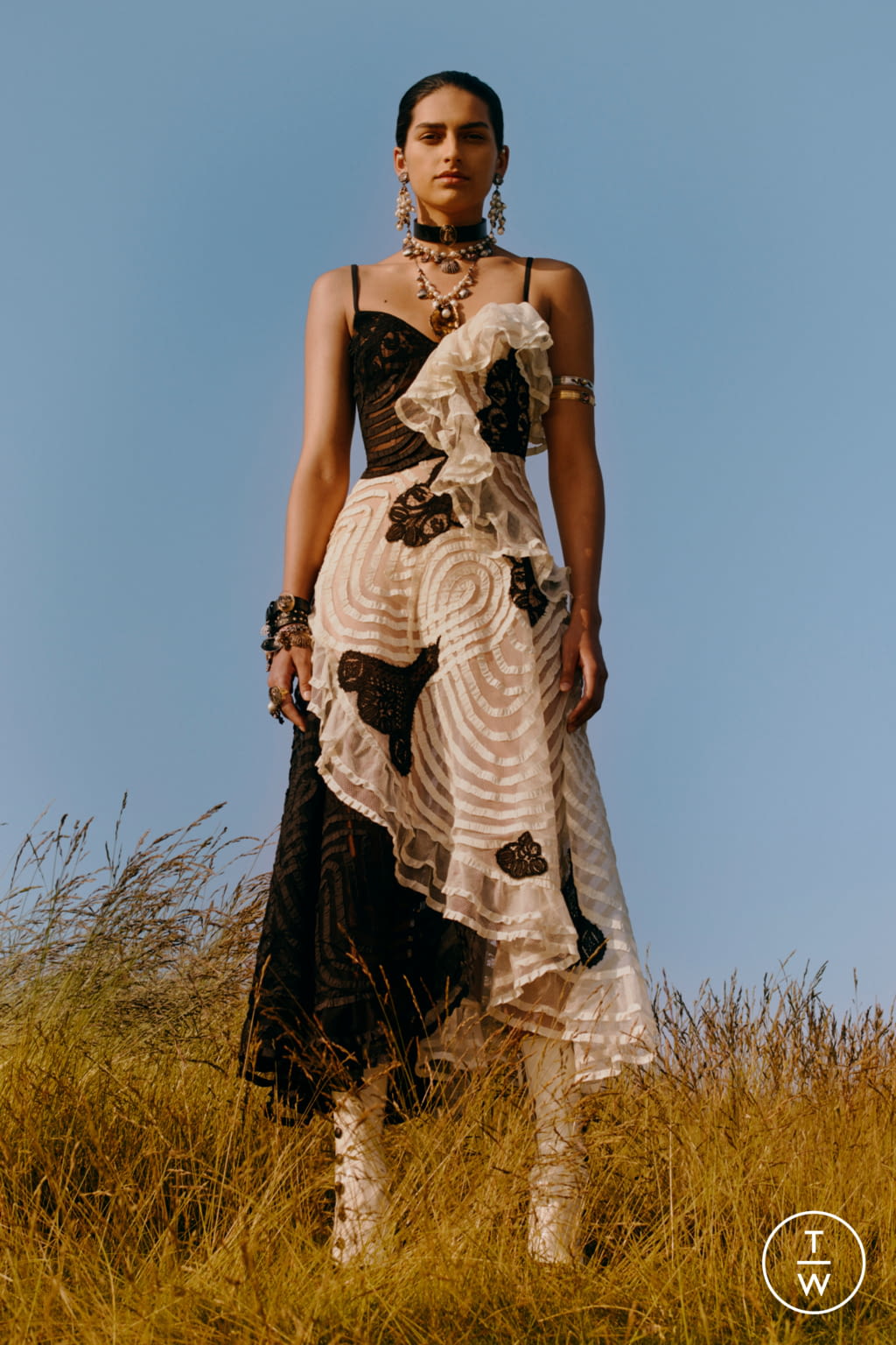 Fashion Week Paris Resort 2019 look 30 from the Alexander McQueen collection 女装