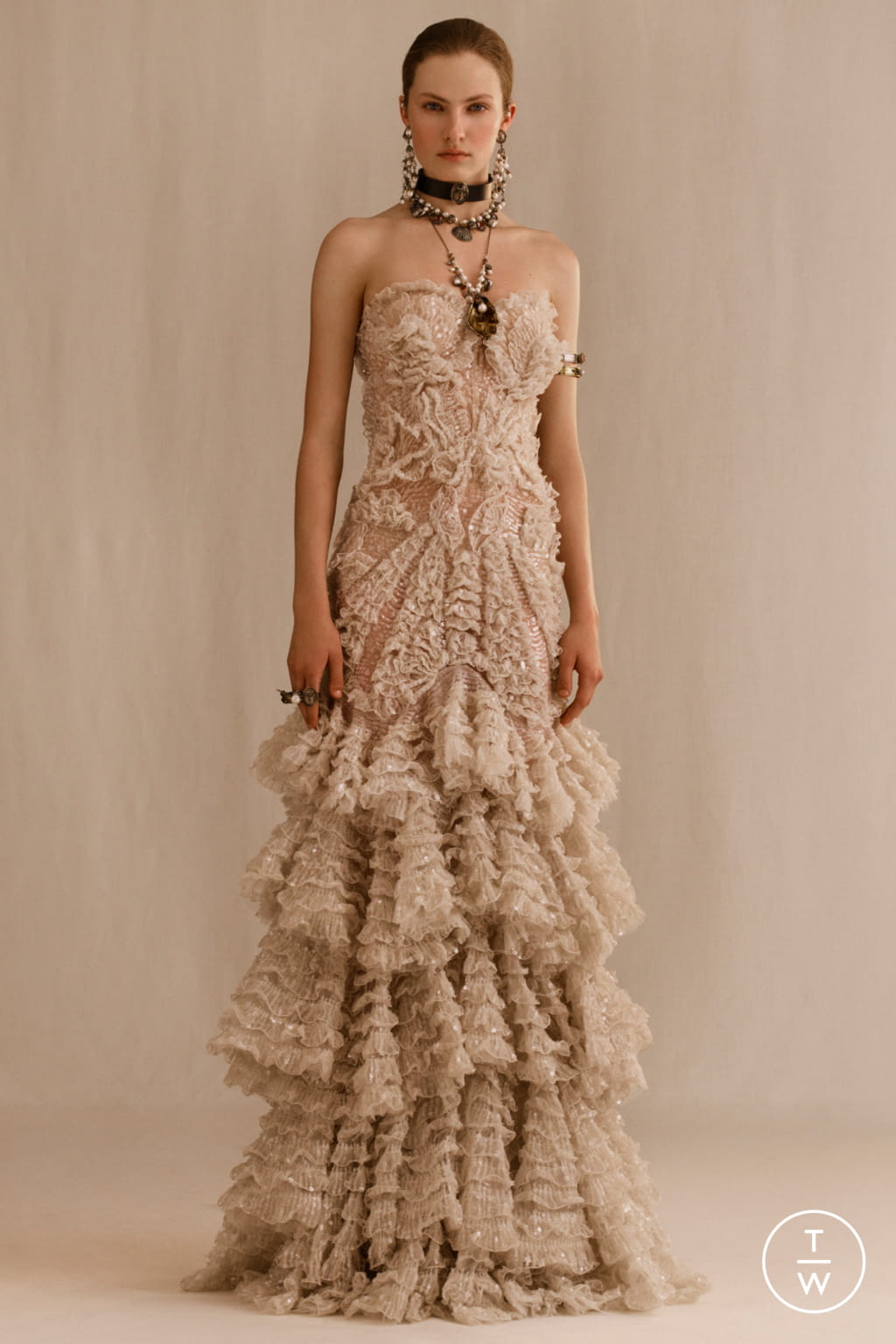 Fashion Week Paris Resort 2019 look 39 from the Alexander McQueen collection 女装