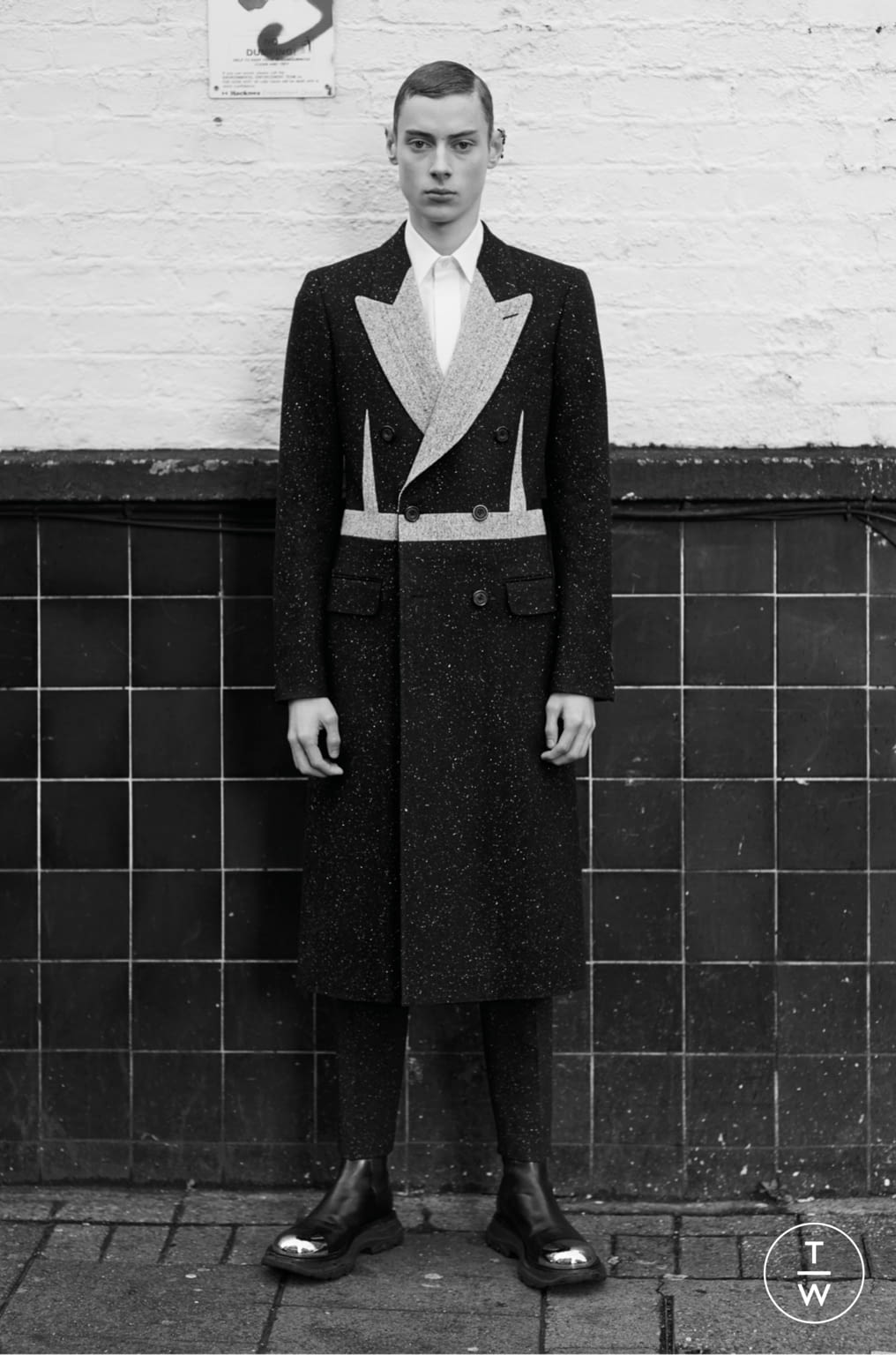 Fashion Week Milan Fall/Winter 2020 look 1 de la collection Alexander McQueen menswear
