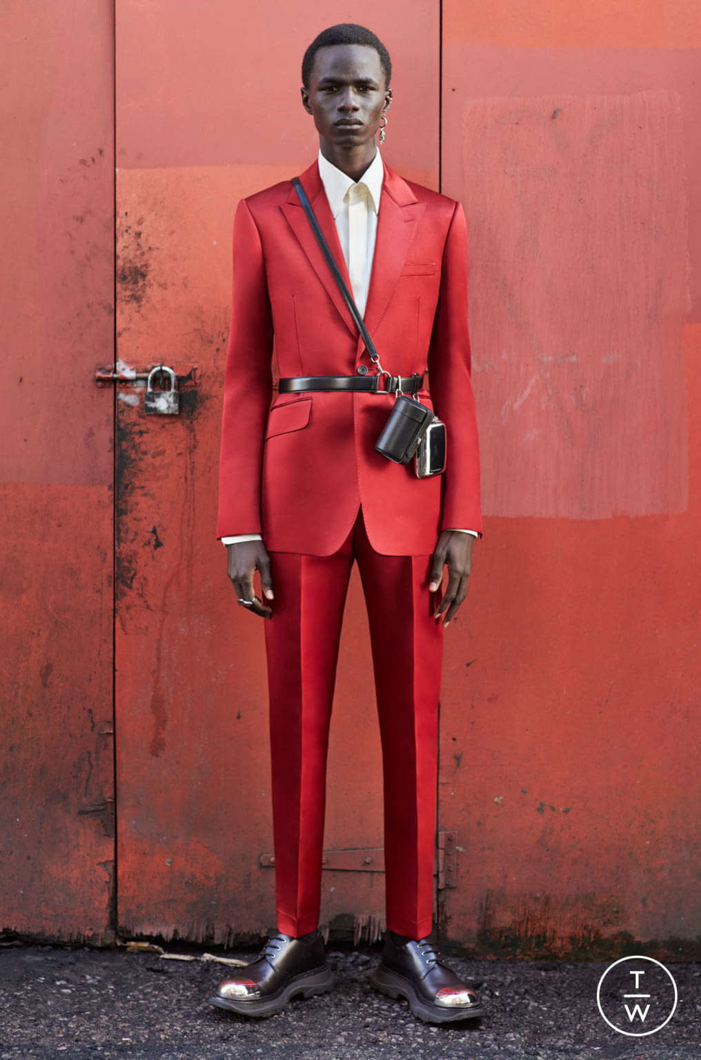 Fashion Week Milan Fall/Winter 2020 look 21 from the Alexander McQueen collection 男装