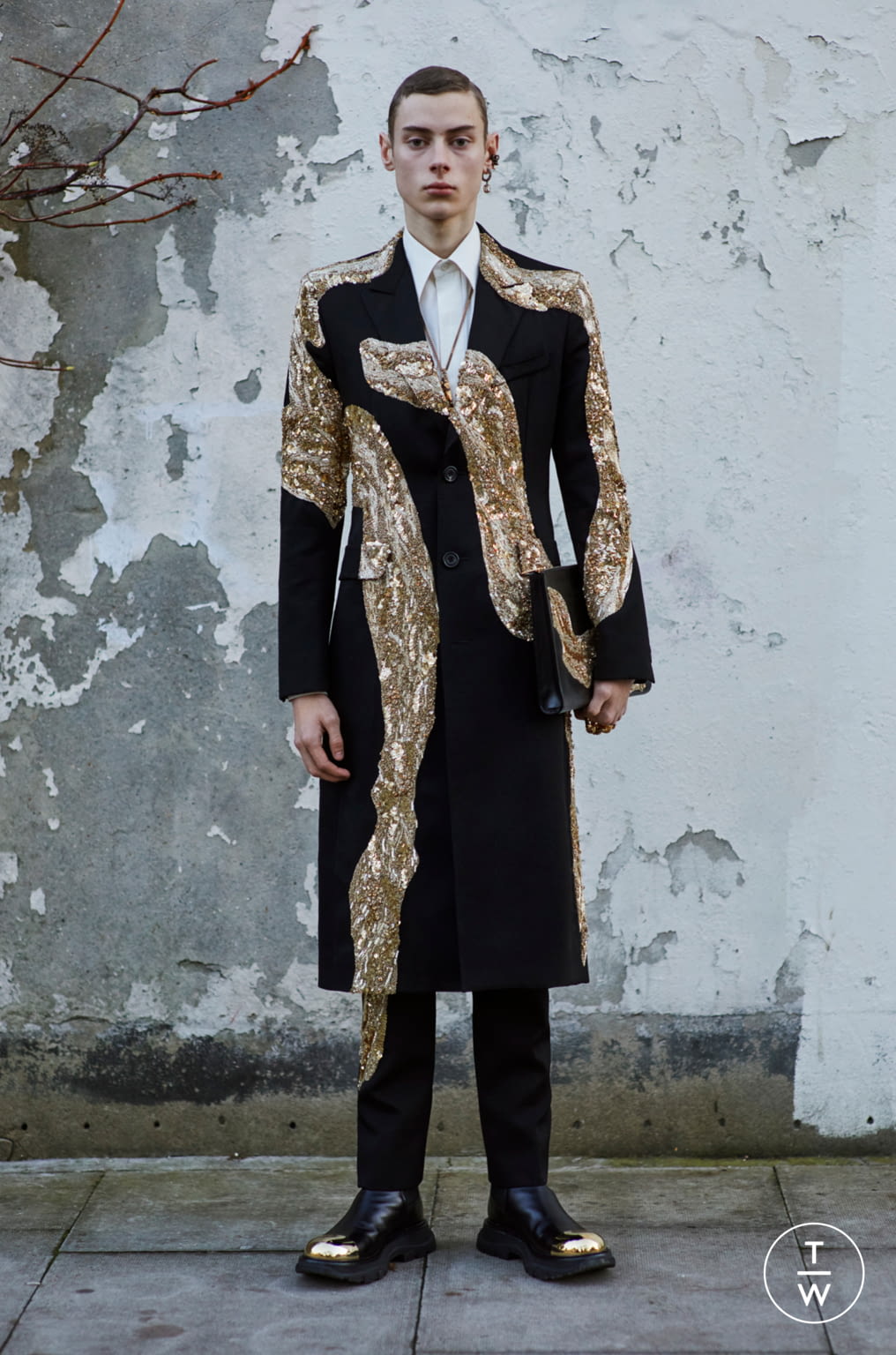 Fashion Week Milan Fall/Winter 2020 look 34 from the Alexander McQueen collection menswear