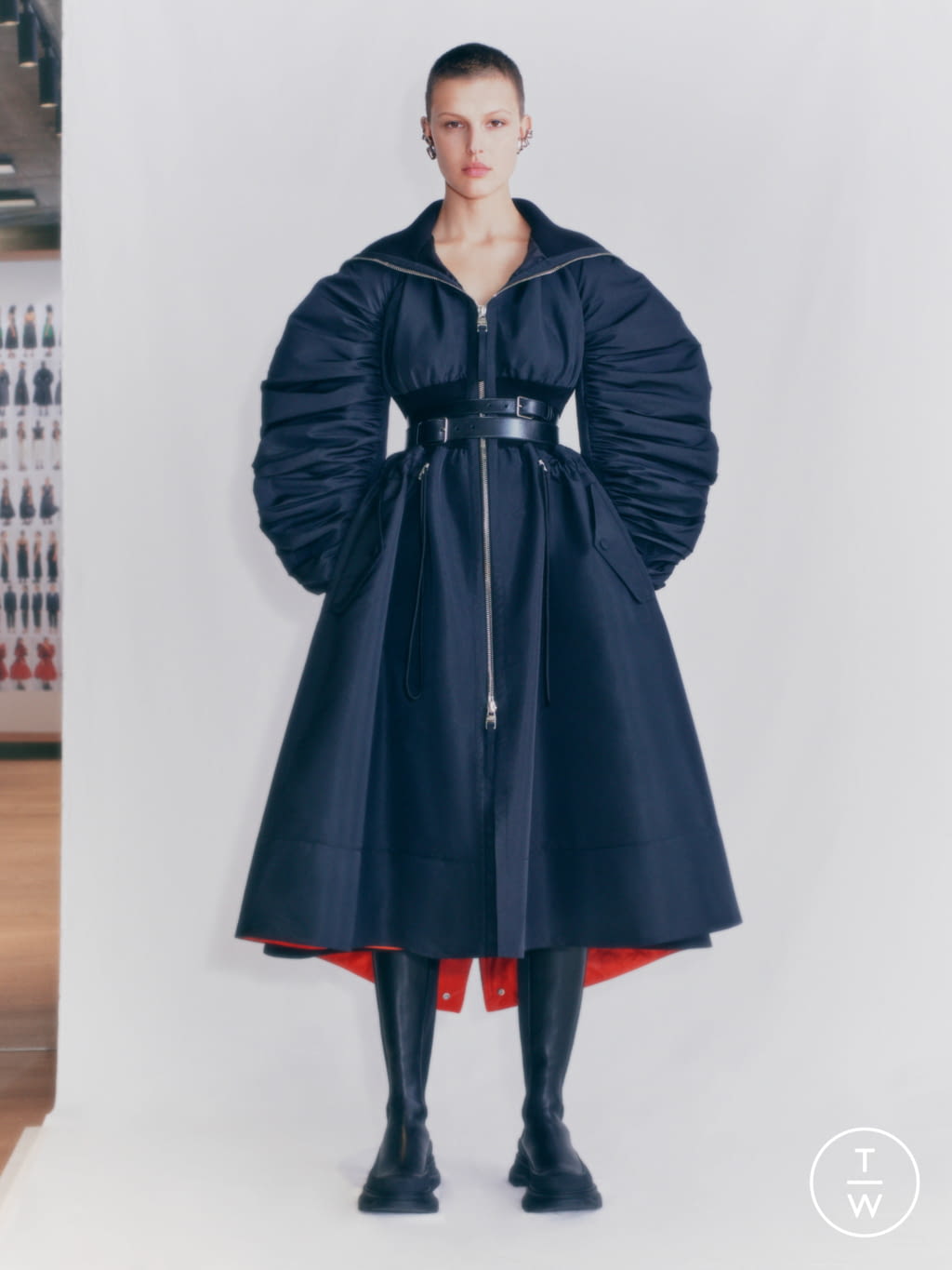 Fashion Week Paris Pre-Fall 2021 look 1 from the Alexander McQueen collection womenswear