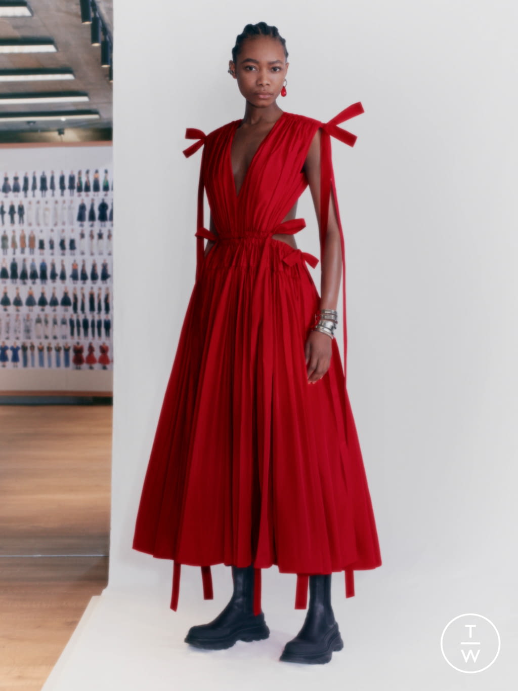 Fashion Week Paris Pre-Fall 2021 look 2 from the Alexander McQueen collection womenswear