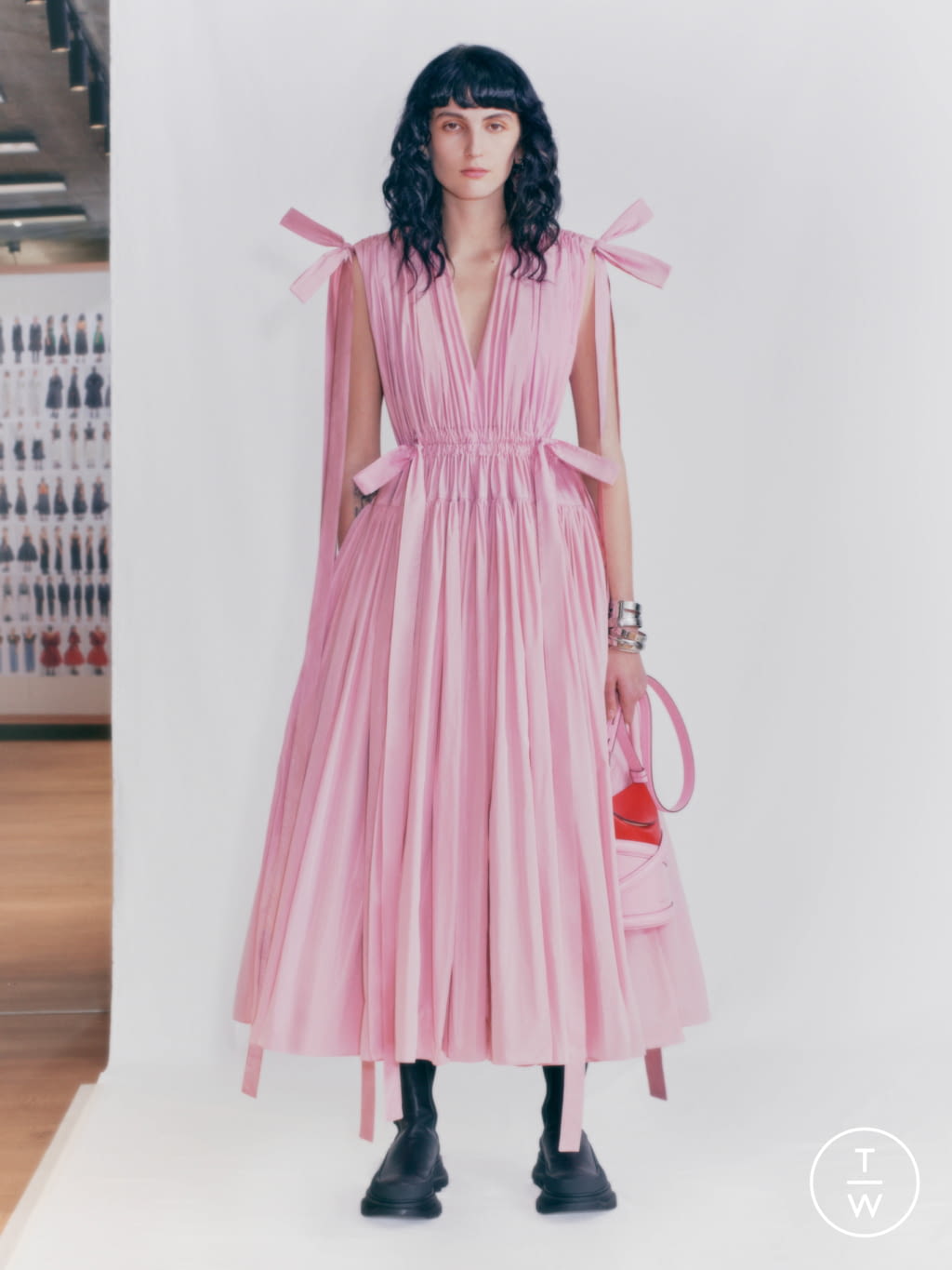 Fashion Week Paris Pre-Fall 2021 look 3 from the Alexander McQueen collection womenswear