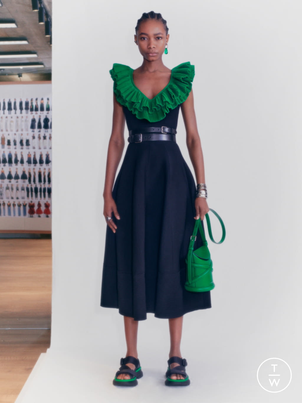 Fashion Week Paris Pre-Fall 2021 look 12 from the Alexander McQueen collection womenswear