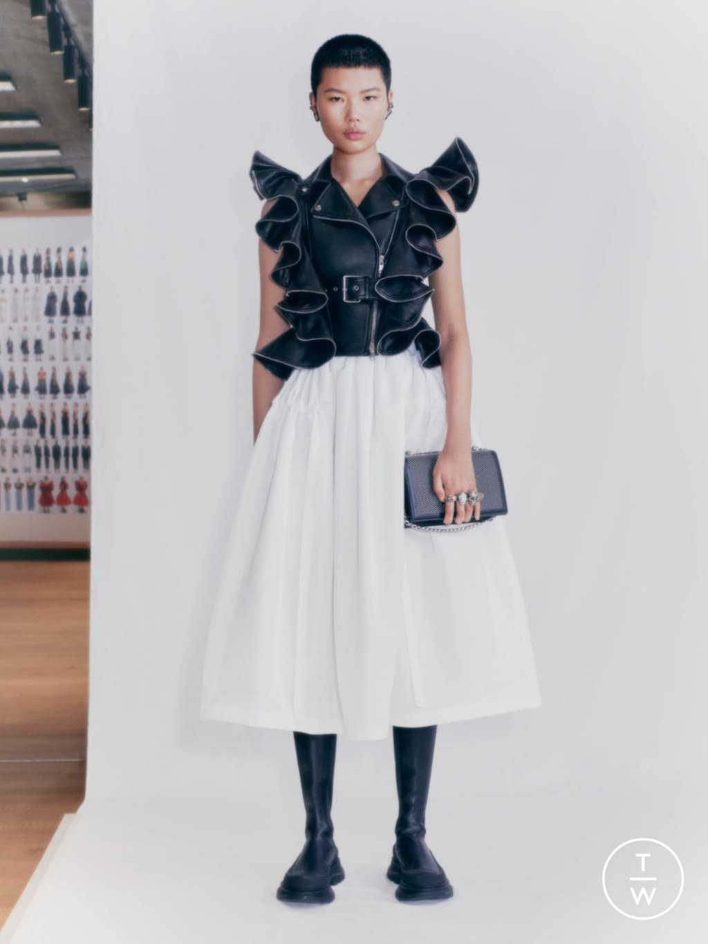 Fashion Week Paris Pre-Fall 2021 look 14 from the Alexander McQueen collection womenswear