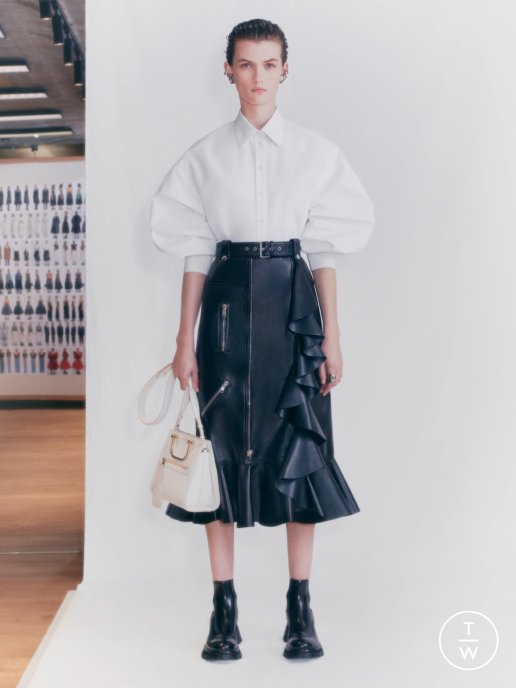 Fashion Week Paris Pre-Fall 2021 look 15 from the Alexander McQueen collection womenswear